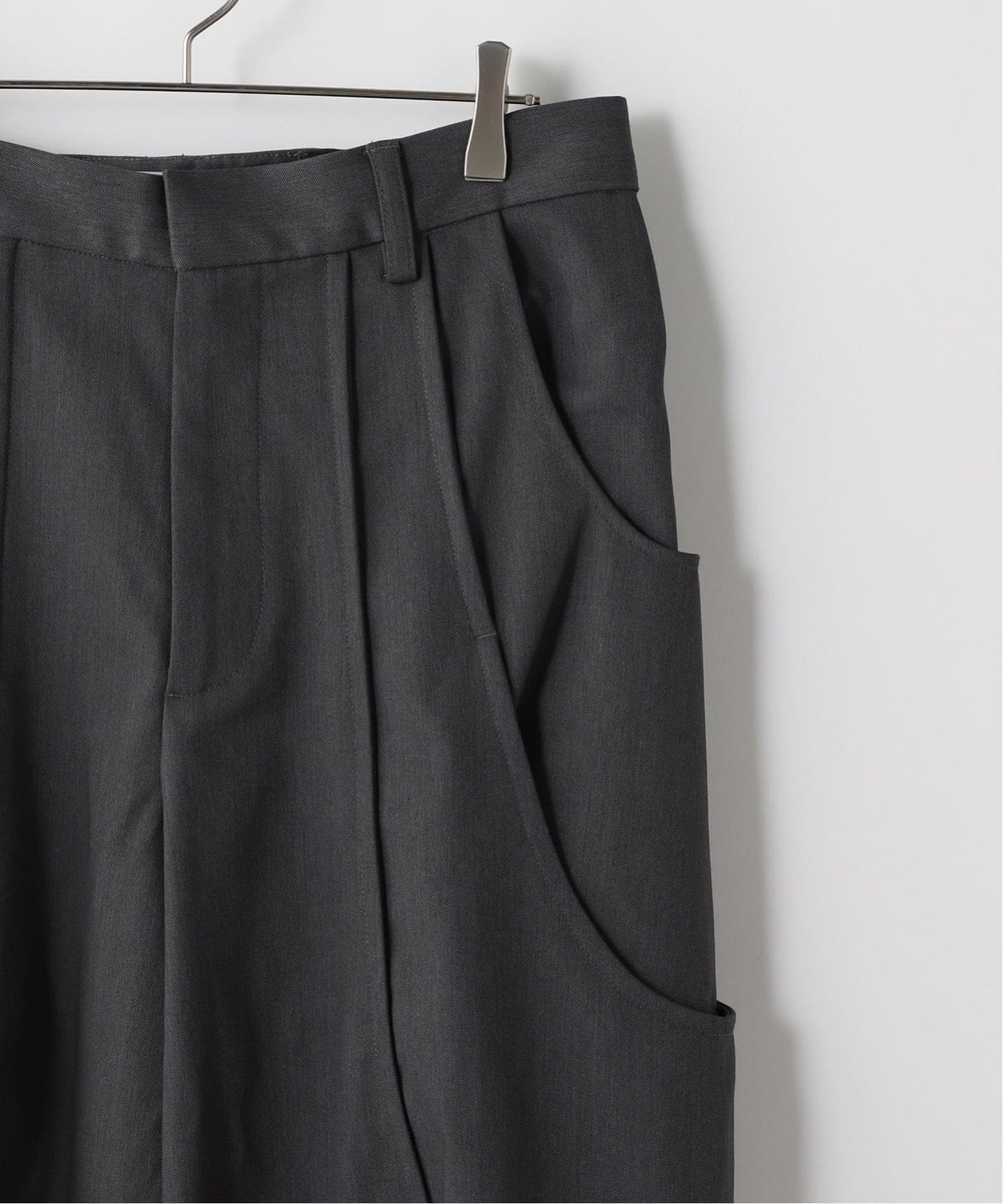 GOAT ESSENCE / ゴートエッセンス TUCK CURVED WIDE PANTS（スラックス