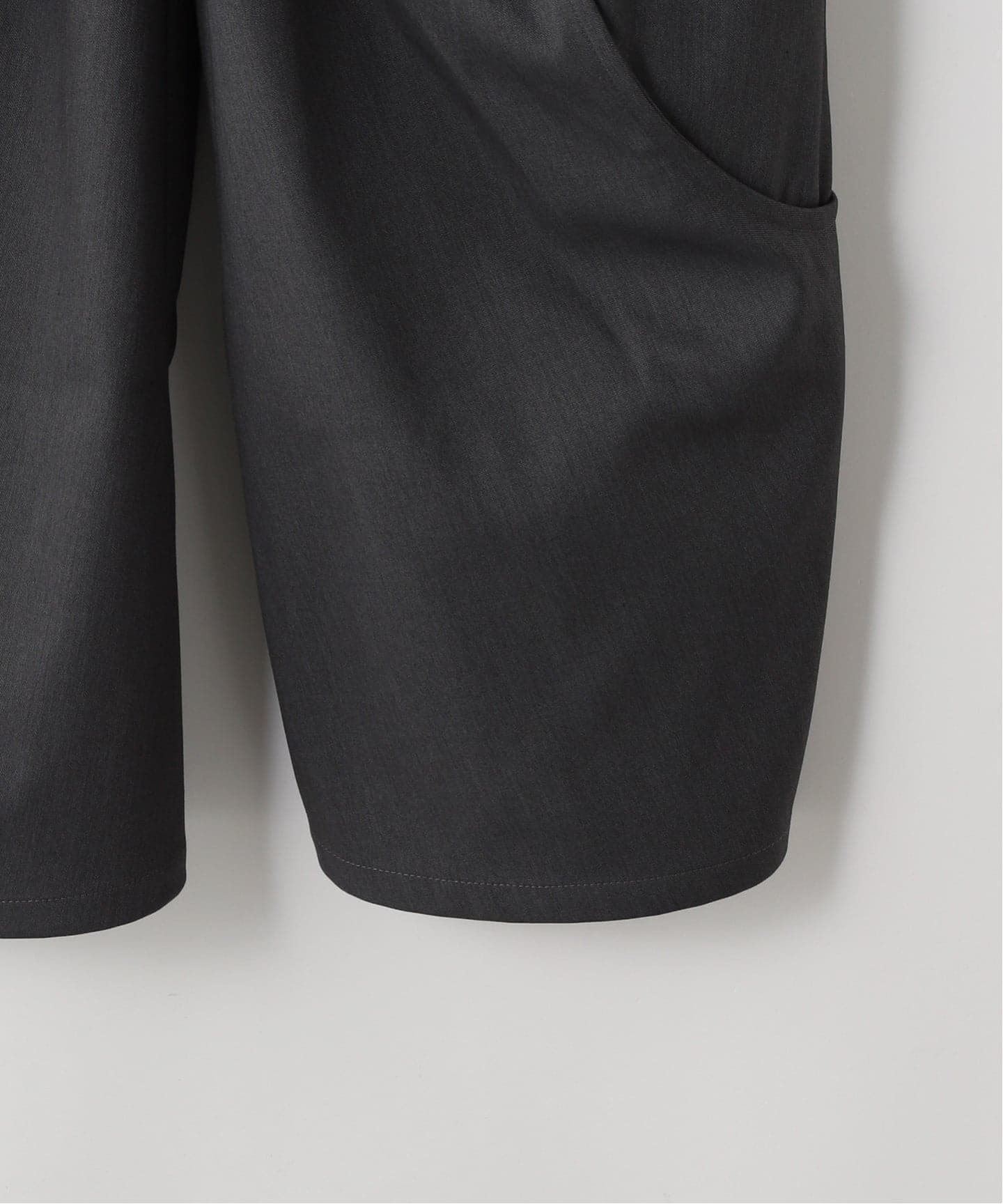 GOAT ESSENCE / ゴートエッセンス TUCK CURVED WIDE PANTS（スラックス