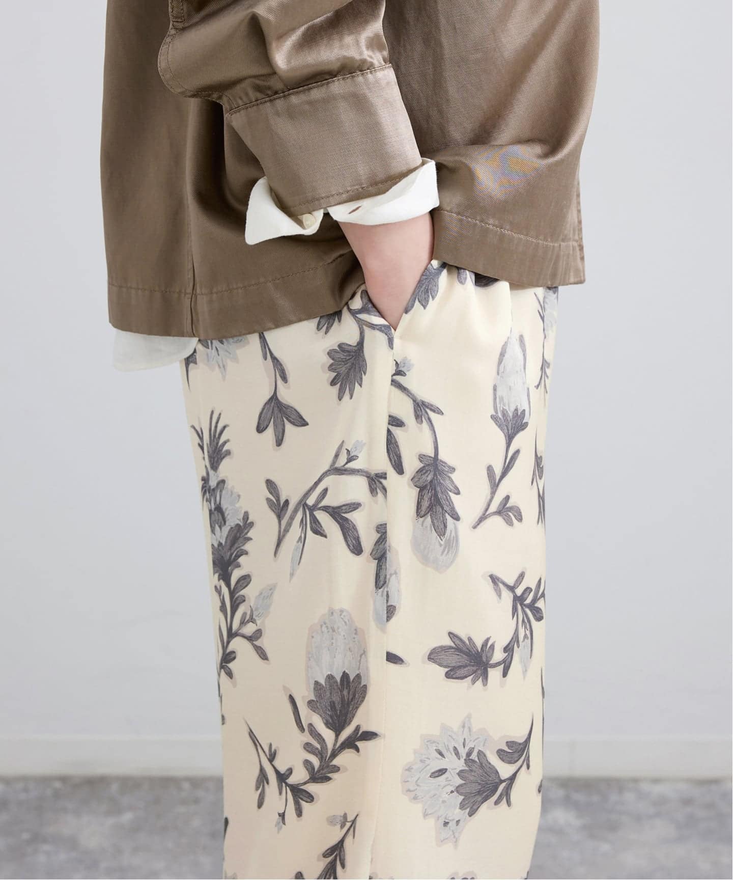 Deveauxボタニカルフラワープリントパンツ（その他パンツ）｜IENA