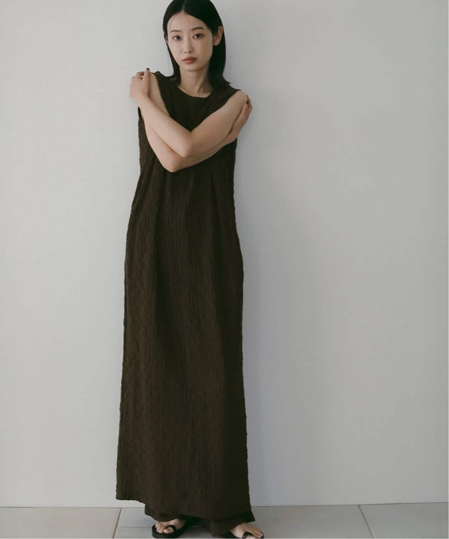 anuke スリーブレスシャーリングワンピース　 ブラウン anuke Sleeveless Shirring Onepiece（ワンピース）｜BOICE FROM