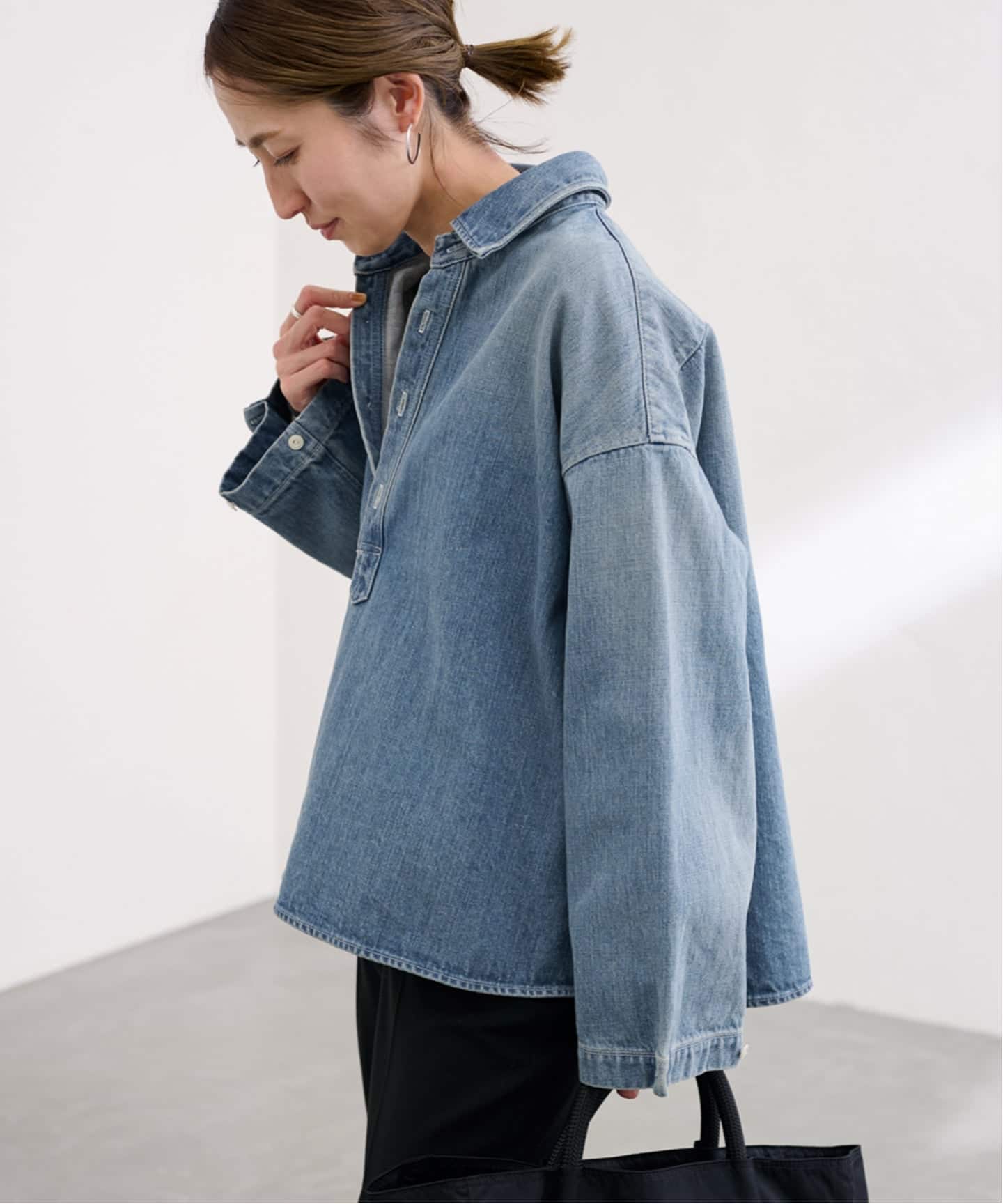 新品タグ付き　FRAMeWORK フレームワーク　デニムプルオーバーシャツ ≪WEB限定 / 追加予約≫デニムプルオーバーシャツ（シャツ／ブラウス