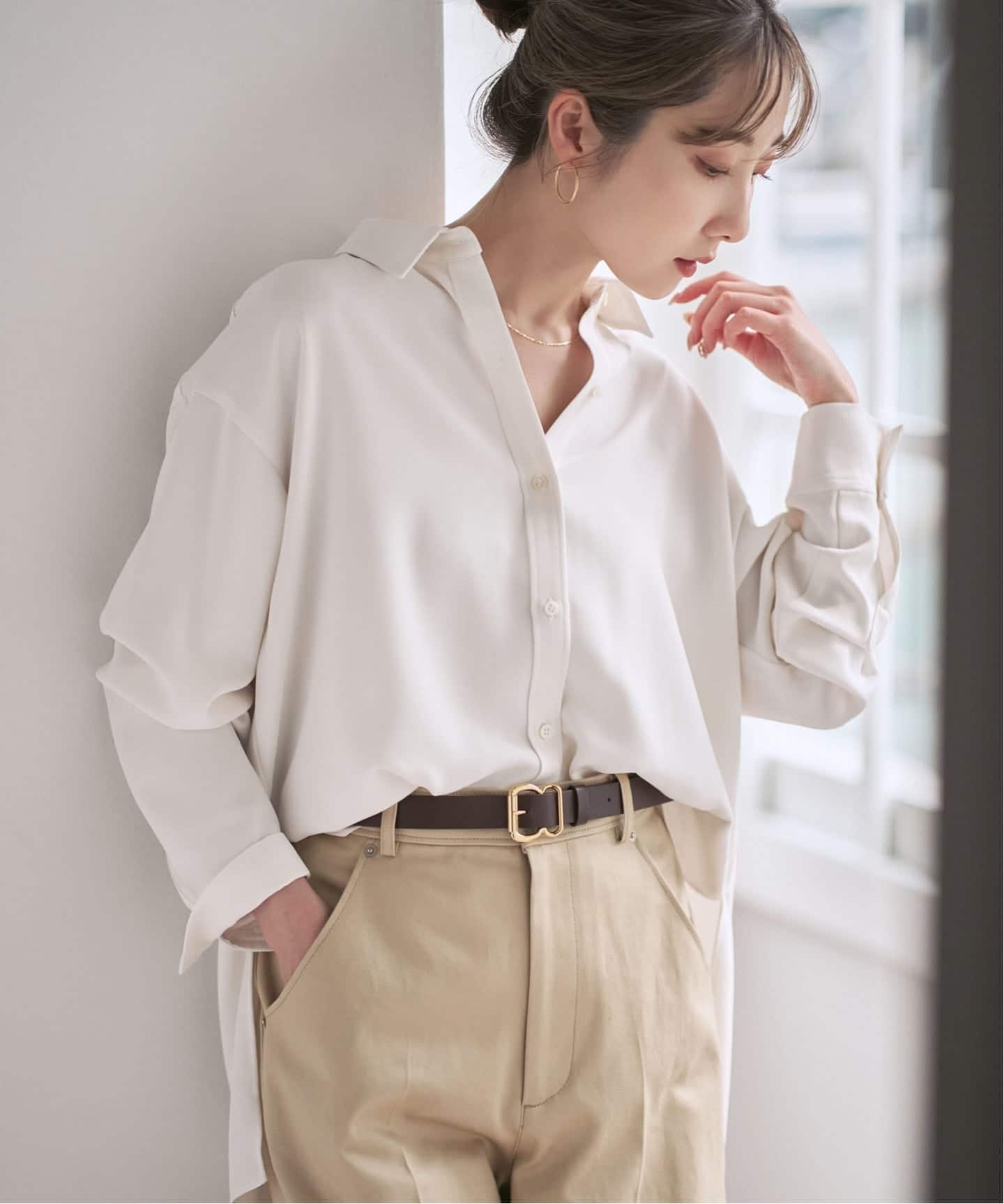 【極美品】NOBLE シーズンカラープレーンシャツ　ホワイト　ノーブル 追加》シーズンカラープレーンシャツ（シャツ／ブラウス）｜NOBLE