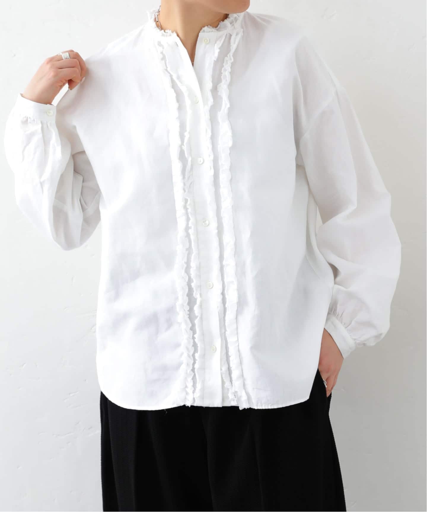 新品　ジャーナルスタンダードラックス　シャンブレーフリルブラウス　白 追加予約》CLシャンブレー フリルブラウス（シャツ／ブラウス