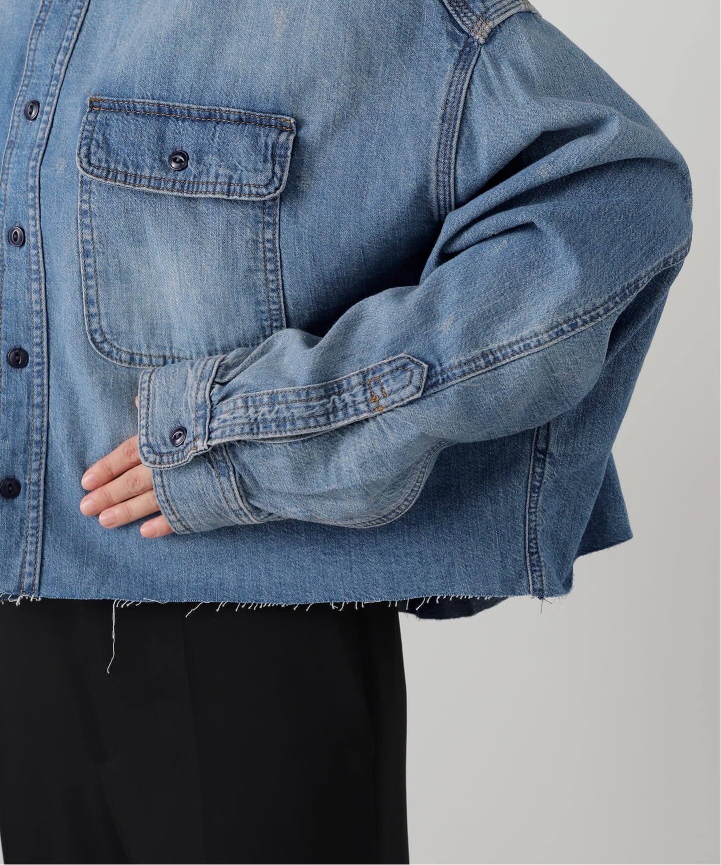 R13/アールサーティーン】 CROPPED DENIM SHIRT（シャツ／ブラウス