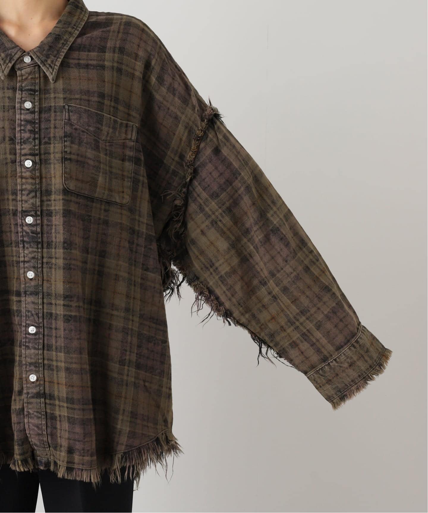 R13/アールサーティーン】SHREDDED SEAM DROP NECK SHIRT（シャツ
