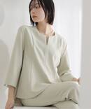 【洗える】カーブネックフレアブラウス