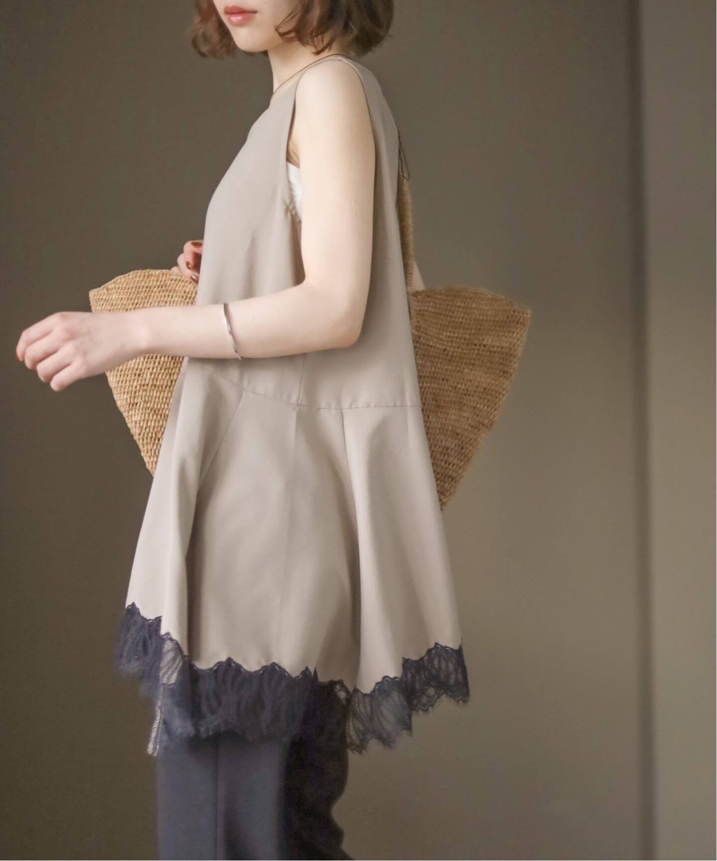 追加》【洗える】CHIGNON/シニヨン ヘムレースサテンタンク（シャツ 