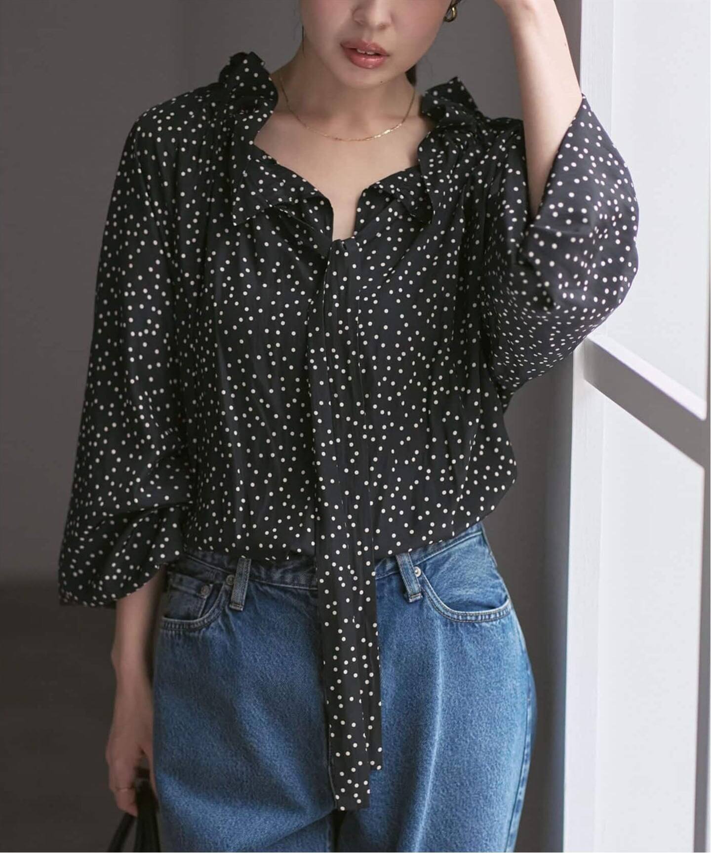 No.2400_アンプリ_黒シフォン星ボタンTwinkleStarブラウス バックVネックシフォンブラウスxyz2413 ライトブラウン – [公式]SAISON