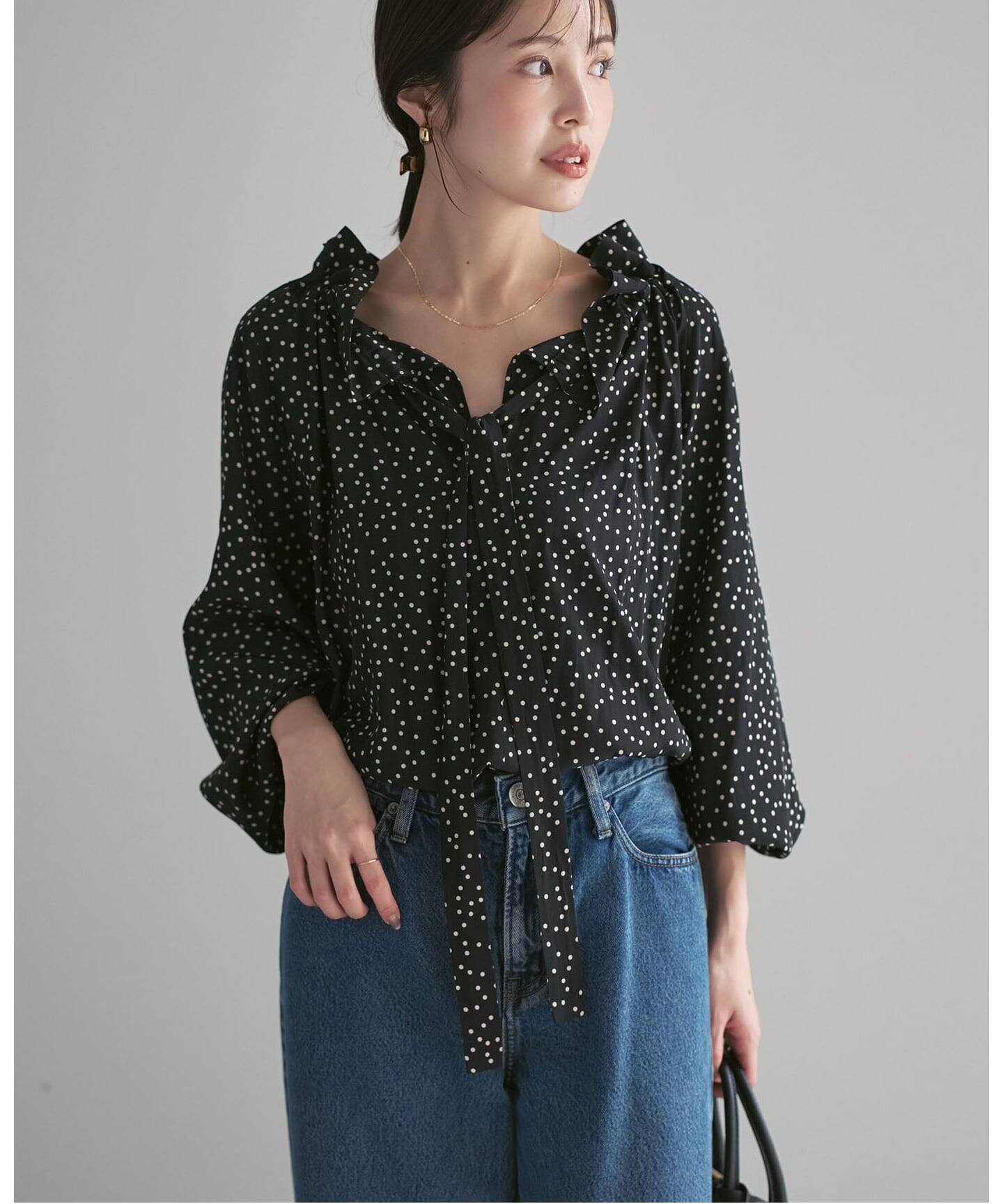 【26SS】ノーブル NOBLE スタンドフリルボウタイブラウス 黒　ドット スタンドフリルボウタイブラウス（シャツ／ブラウス）｜NOBLE