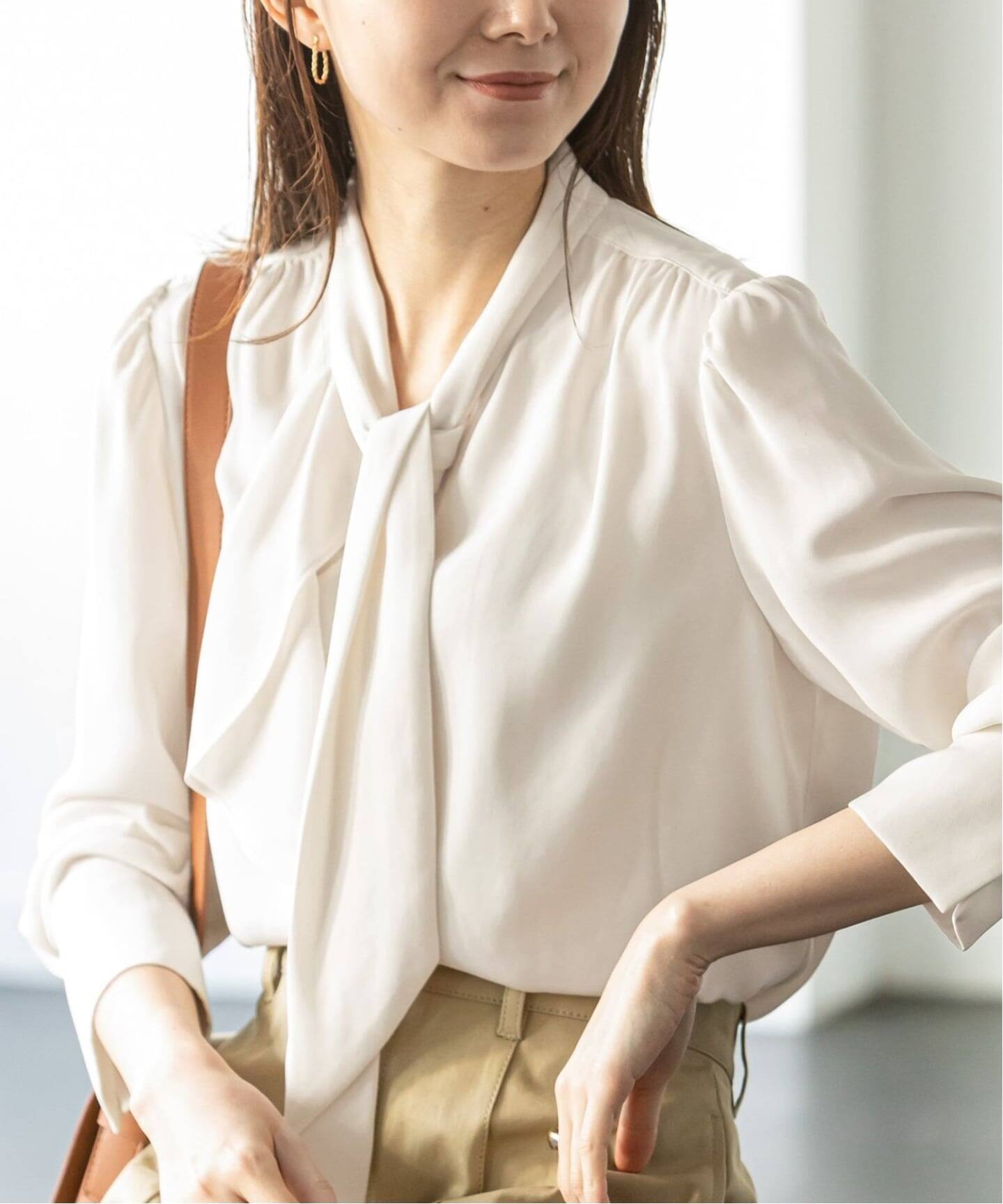 noble ロイヤルサテンフレアスリーブボウタイブラウス ベージュ WEB＆日本橋店限定・追加》ロイヤルサテンボウタイブラウス（シャツ