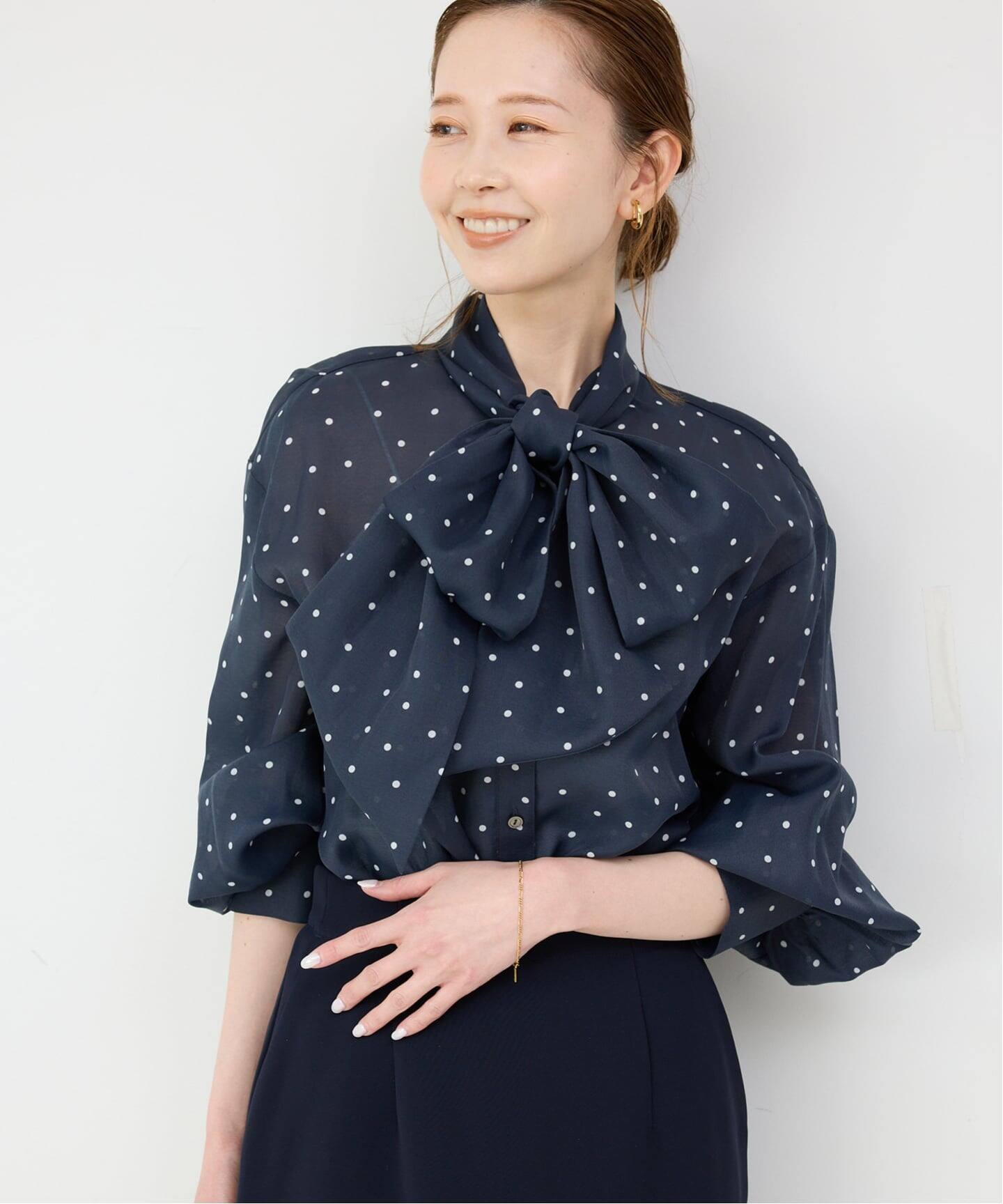 【新品タグ付き】IENA ボウタイ ドット Vネックブラウス ネイビー WEB限定/追加》ボウタイブラウス（シャツ／ブラウス）｜SLOBE IENA