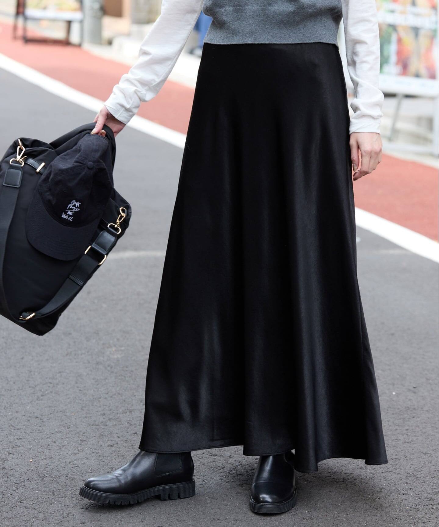 ブラックのみWEB限定/追加2予約》グロッシーサテンフレアスカート