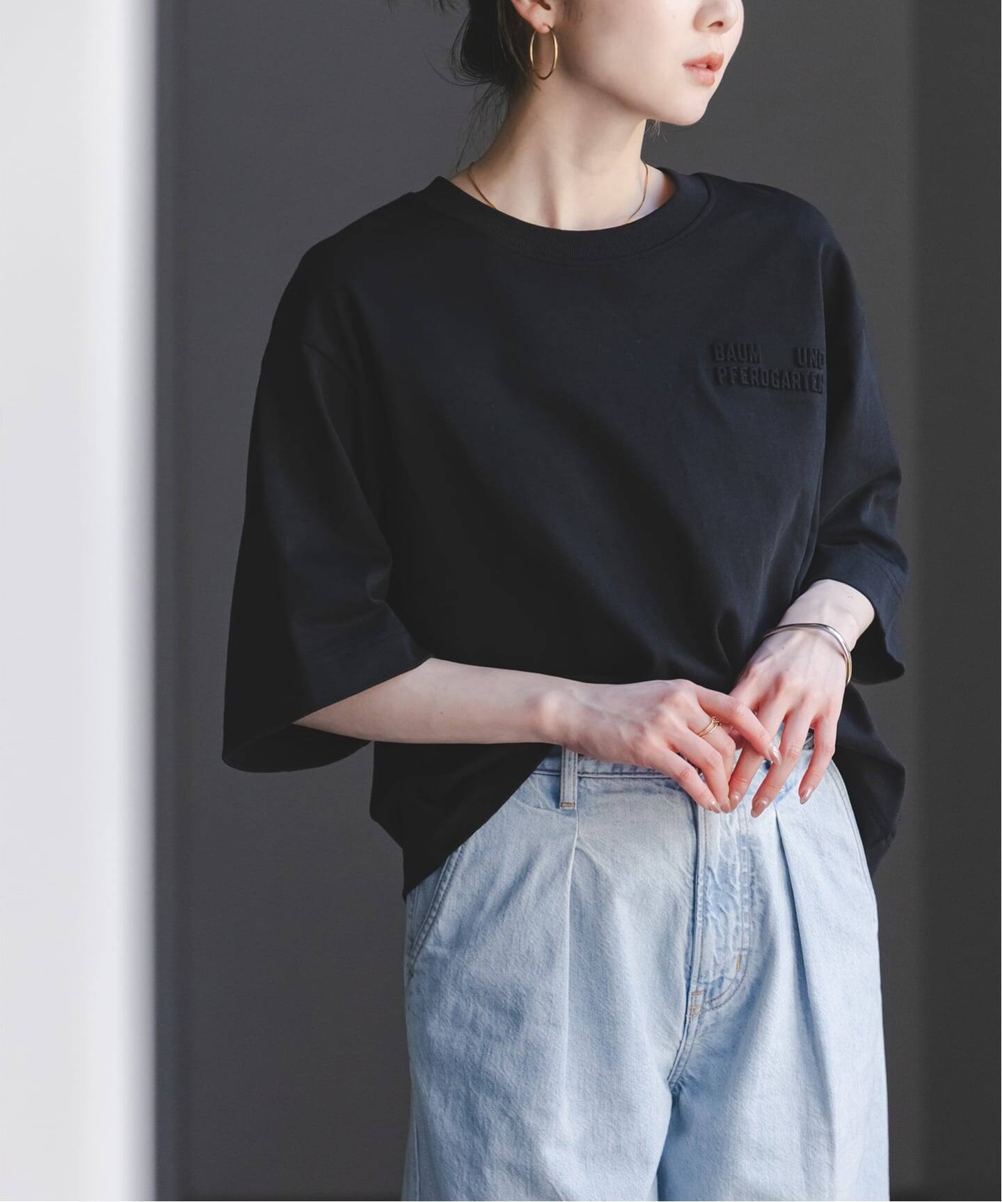 BAUM UND PFERDGARTEN/バウムウンドヘルガーデン エンボスロゴT（T 