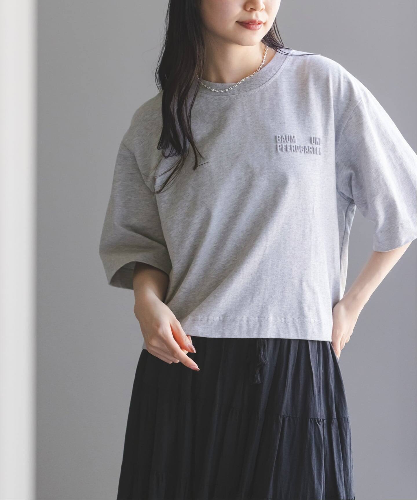 BAUM UND PFERDGARTEN/バウムウンドヘルガーデン エンボスロゴT（T 
