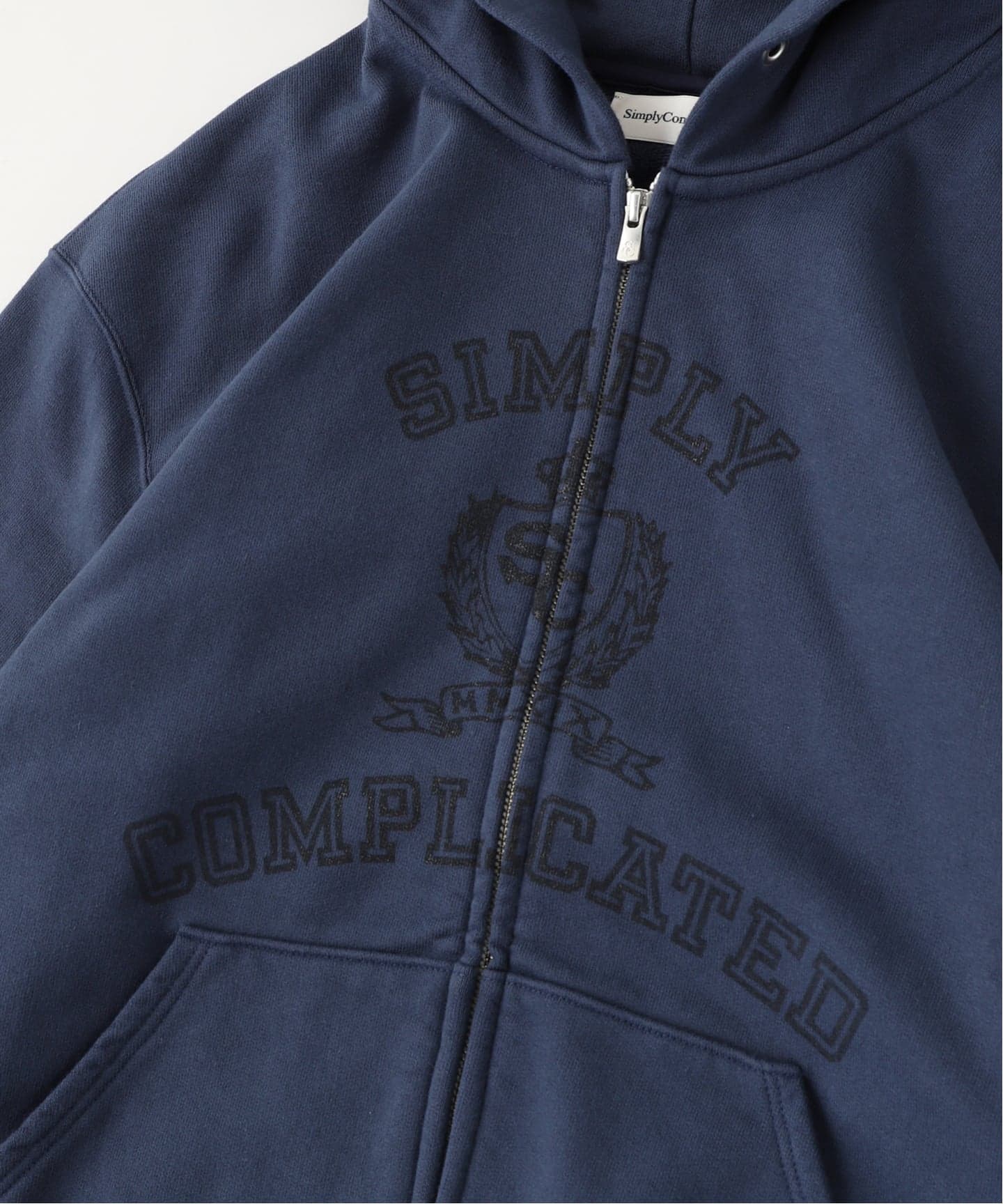SimplyComplicated/シンプリーコンプリケイテッド COLLEGE ZIP HOODIE