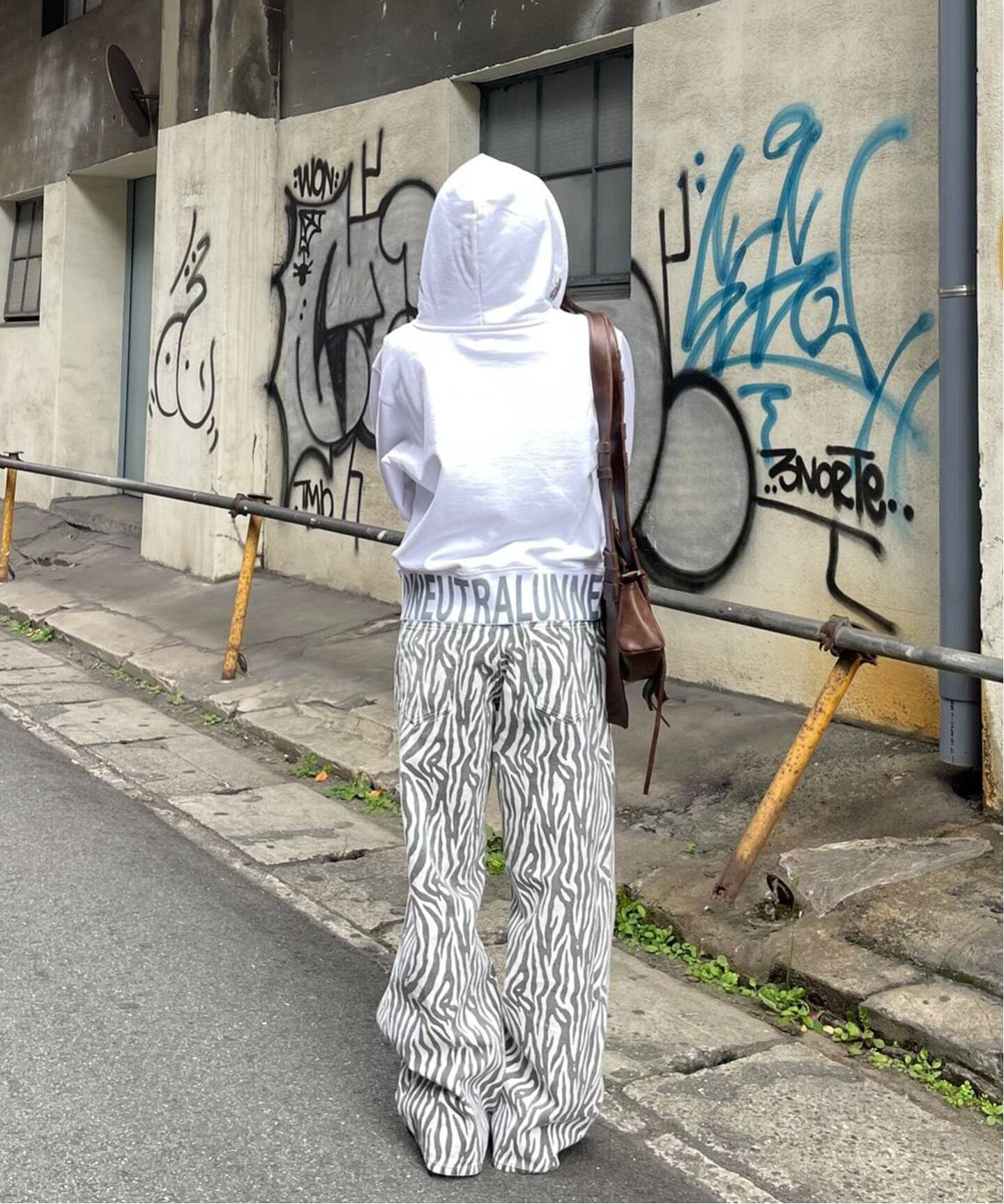 フーディーwith バッジ（パーカー）｜Oriens JOURNAL STANDARD