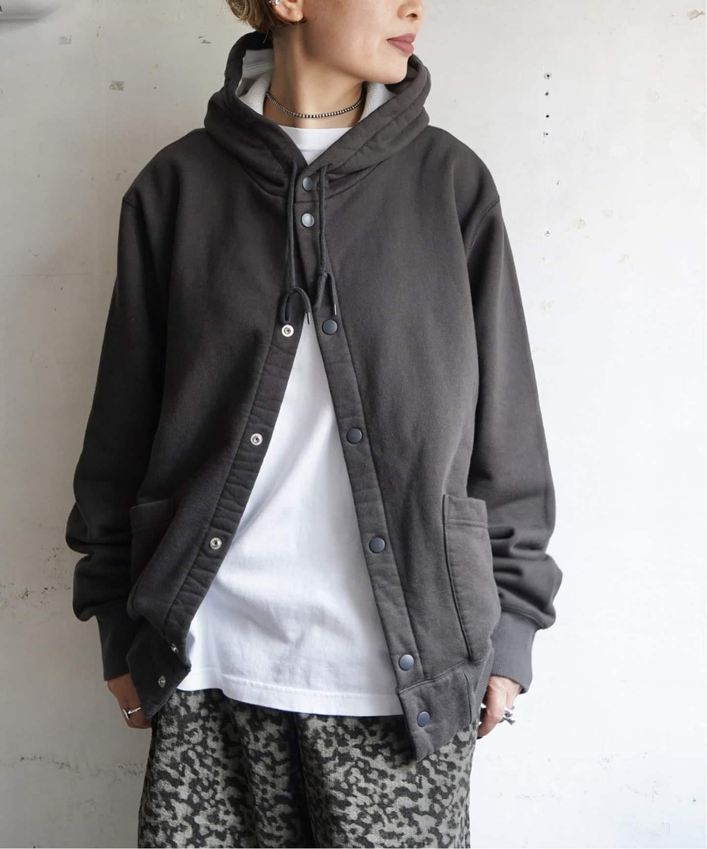 chimala】UNISEX FLEECE SNAPPED PARKA（パーカー）｜journal standard