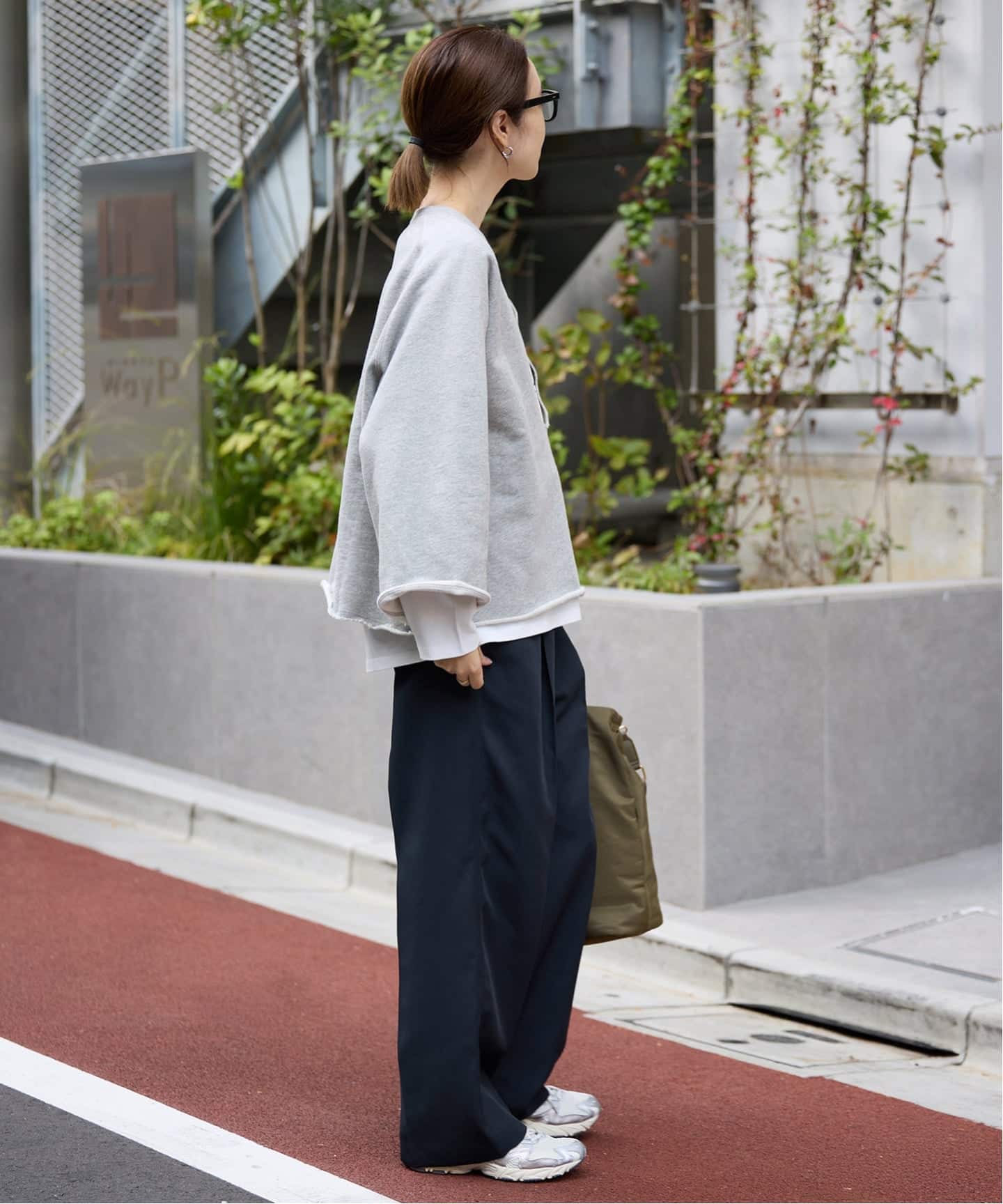 【りーふ】  IENA ネップアイレットデザインプルオーバー グレー SLOBE IENA｜裏毛スキッパープルオーバー | Rakuten Fashion(楽天