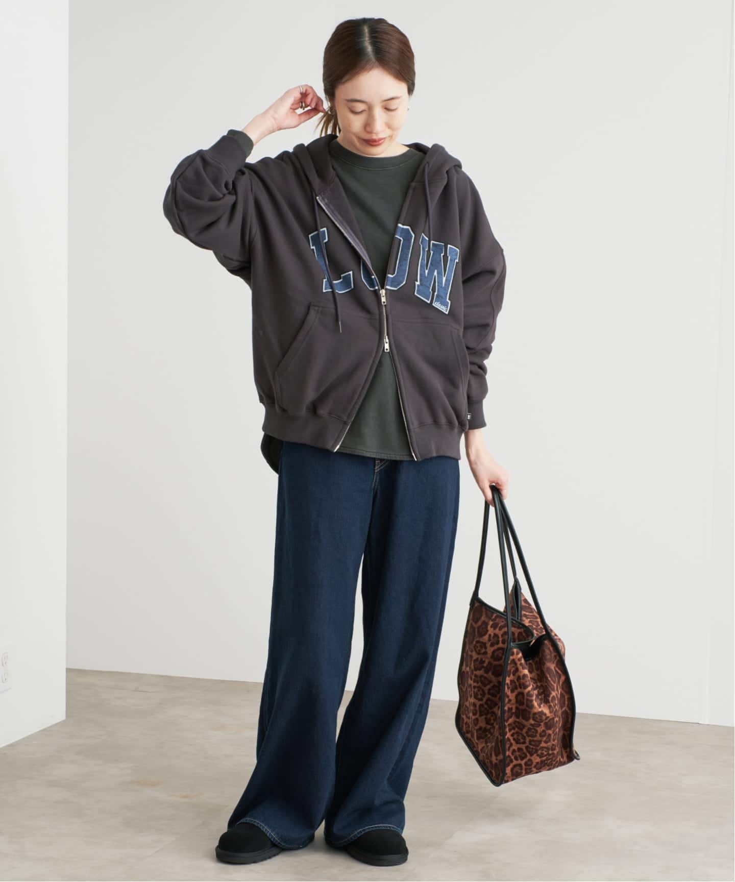 美品LOW CLASSIC Lcロウクラシック フーディー パーカー　ロゴ LOW CLASSIC Lc/ロウ クラシック エルシー LOW SOFT SWEAT ZIP-UP