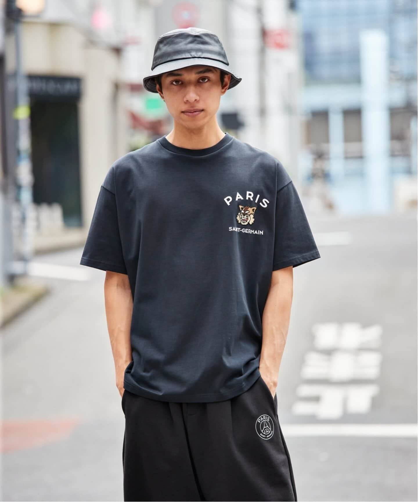 【Paris Saint-Germain】カレッジロゴ刺しゅう Tシャツ Paris Saint-Germain】カレッジロゴ刺しゅう Tシャツ（Tシャツ