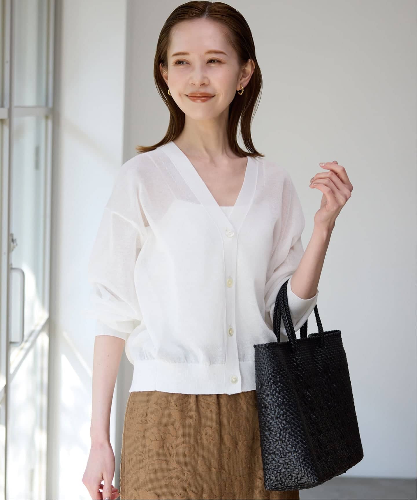スローブイエナ リネン混シアーカーディガン Ｖネック 24SS ホワイト 美品】スローブイエナ リネン混シアーカーディガン Vネック 24SS