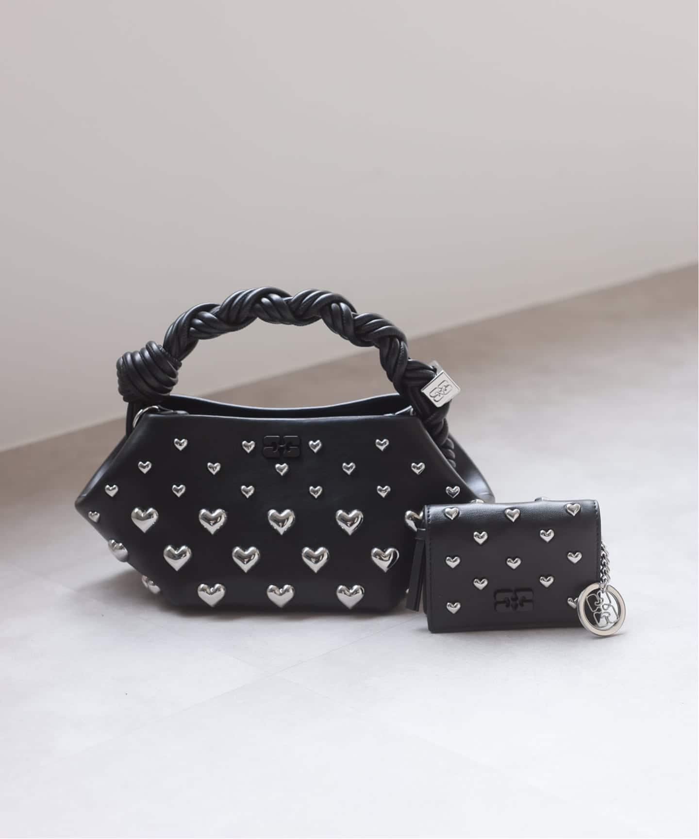 新宿・WEB限定》GANNI / ガニー Bou Card Holder with Flap Heart
