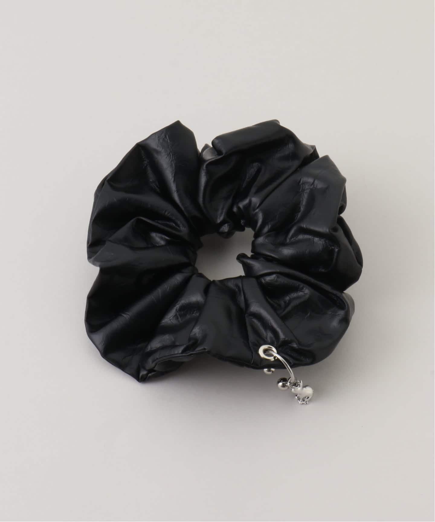 heyep/ヘイップ】Cat Charm Faux leather Scrunchie（ヘアアクセサリー