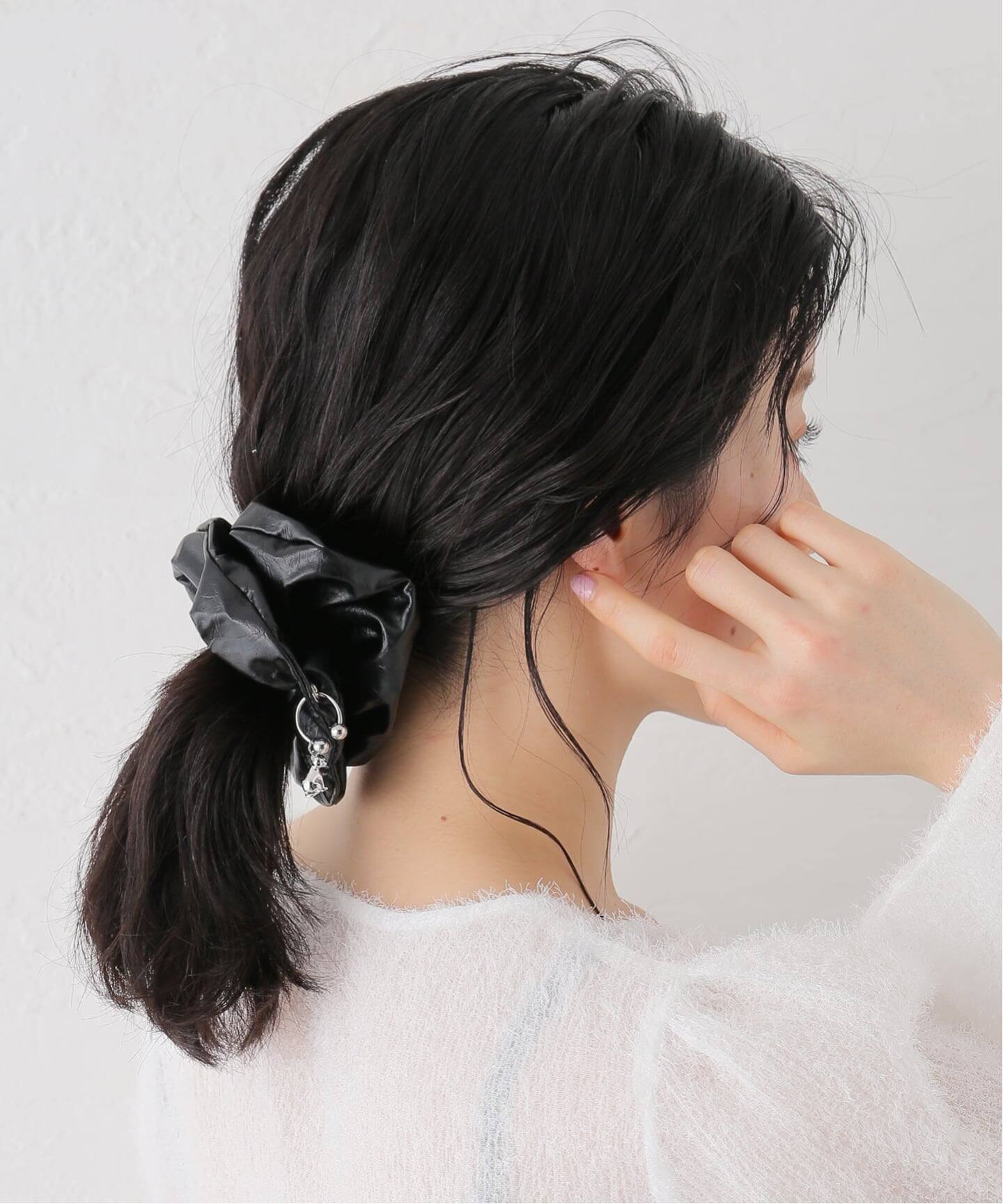 heyep/ヘイップ】Cat Charm Faux leather Scrunchie（ヘアアクセサリー