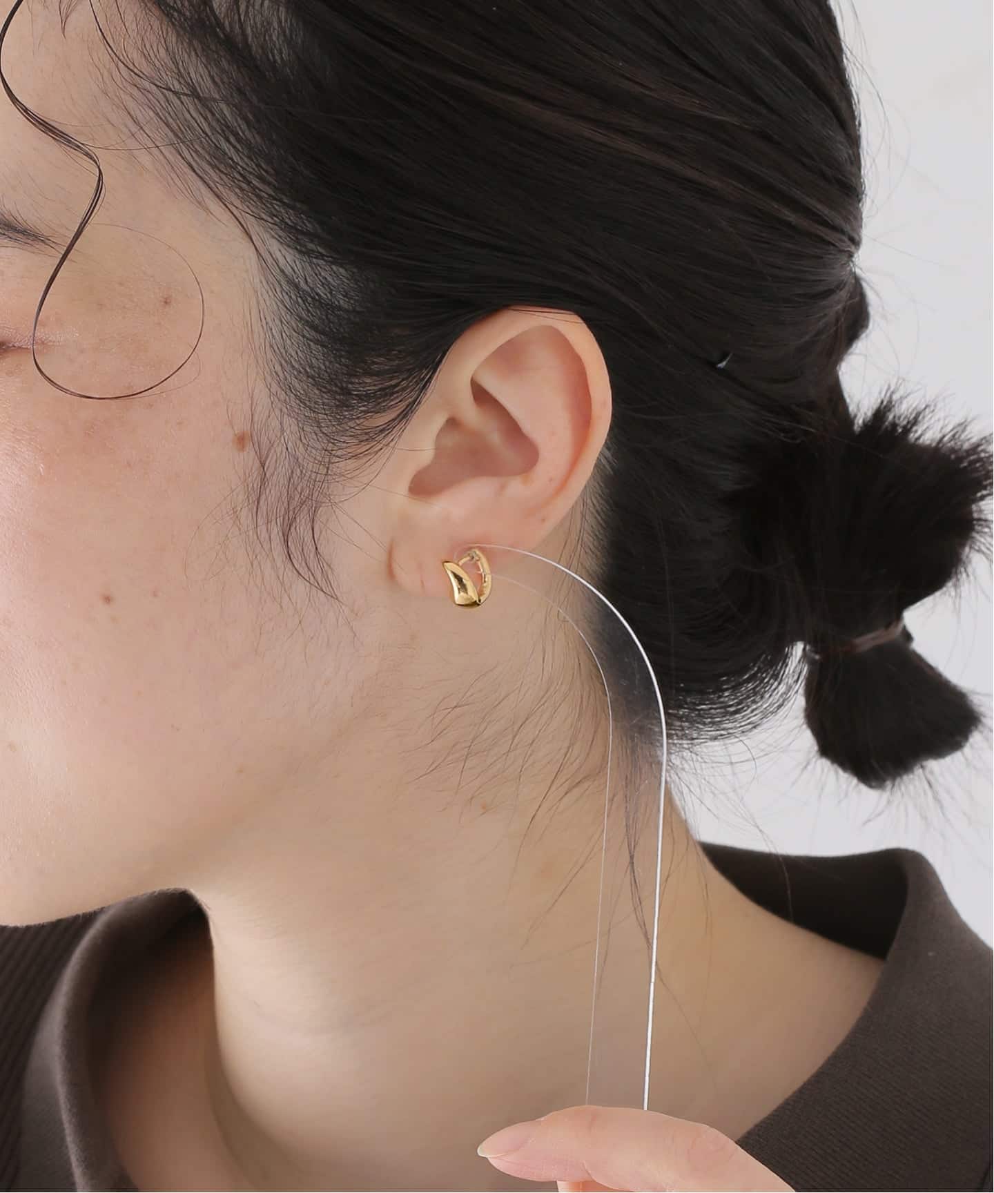 MARIA BLACK/マリアブラック】Trail Huggie Gold RIGHT：ピアス