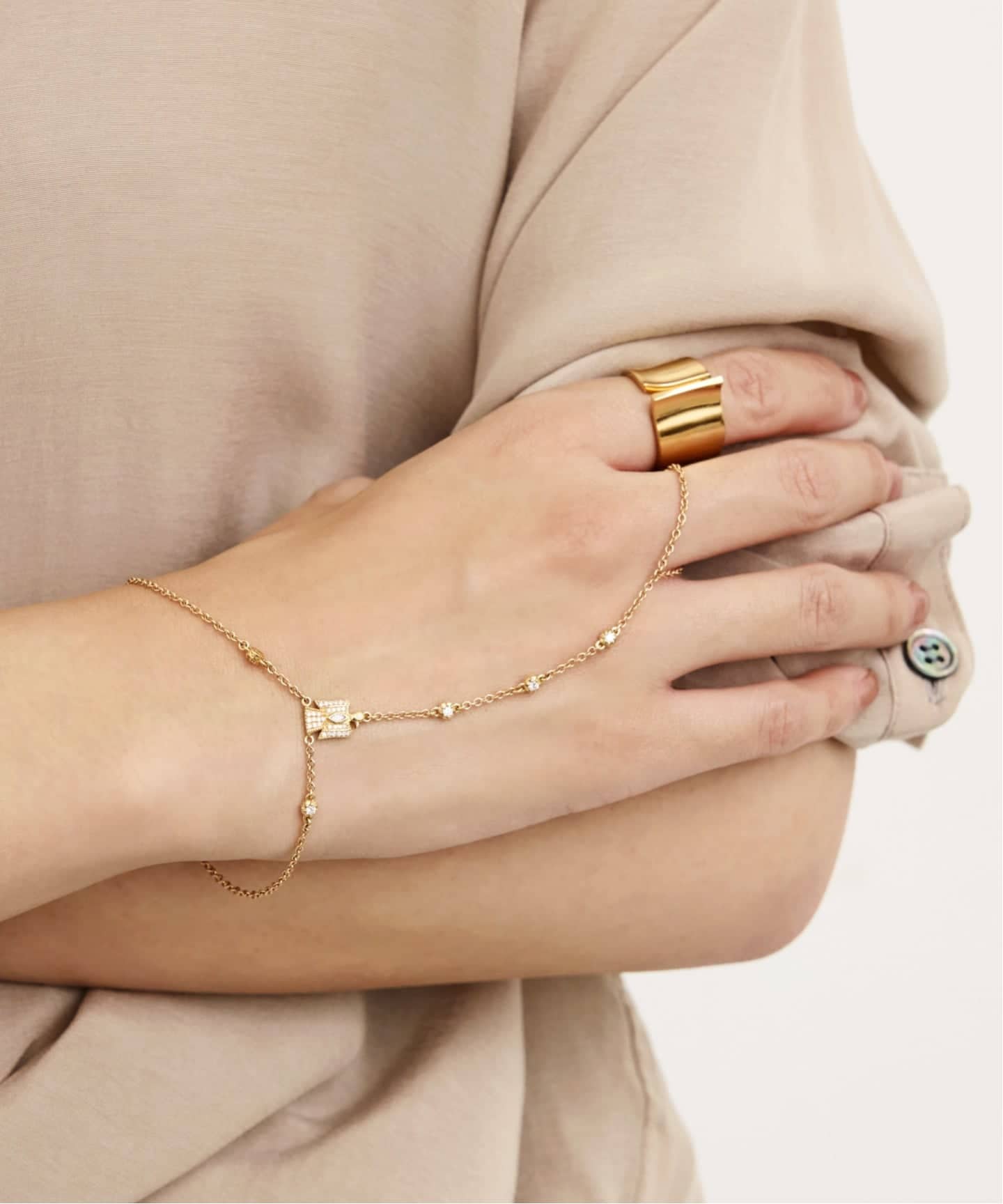 ゴールド バングル アパルトモンで購入 JACQUIE AICHE/ジャッキー アイチェ】 PAVE THUNDERBIRD BRACELET