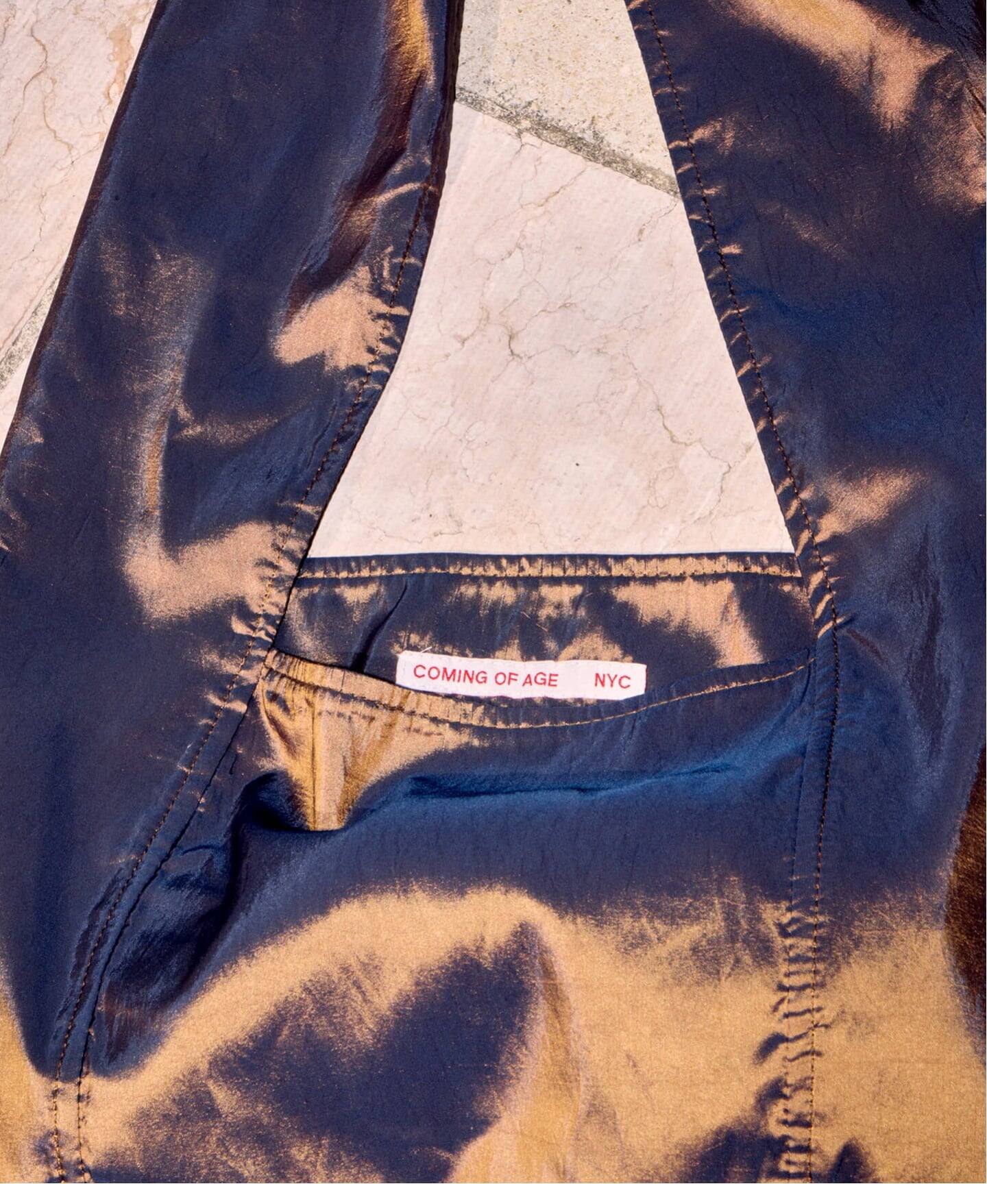 COMING OF AGE REVERSIBLE FLAT CROSSBODY #1013：ボディバッグ 