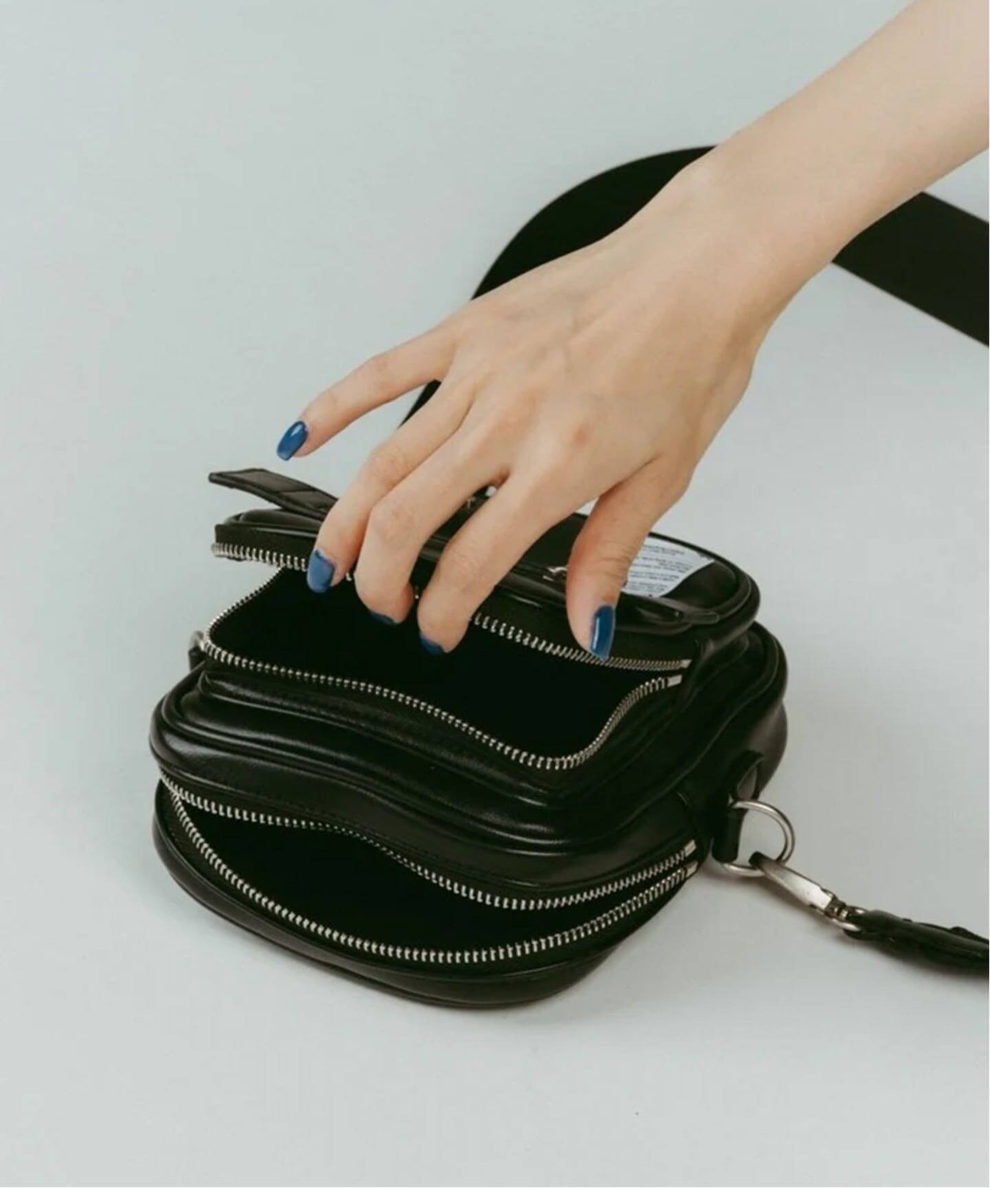knuthmarf バック　マルチポシェット　ブラック Knuth Marf - マルチポケットハンドバッグ (ブラック) multi pocket