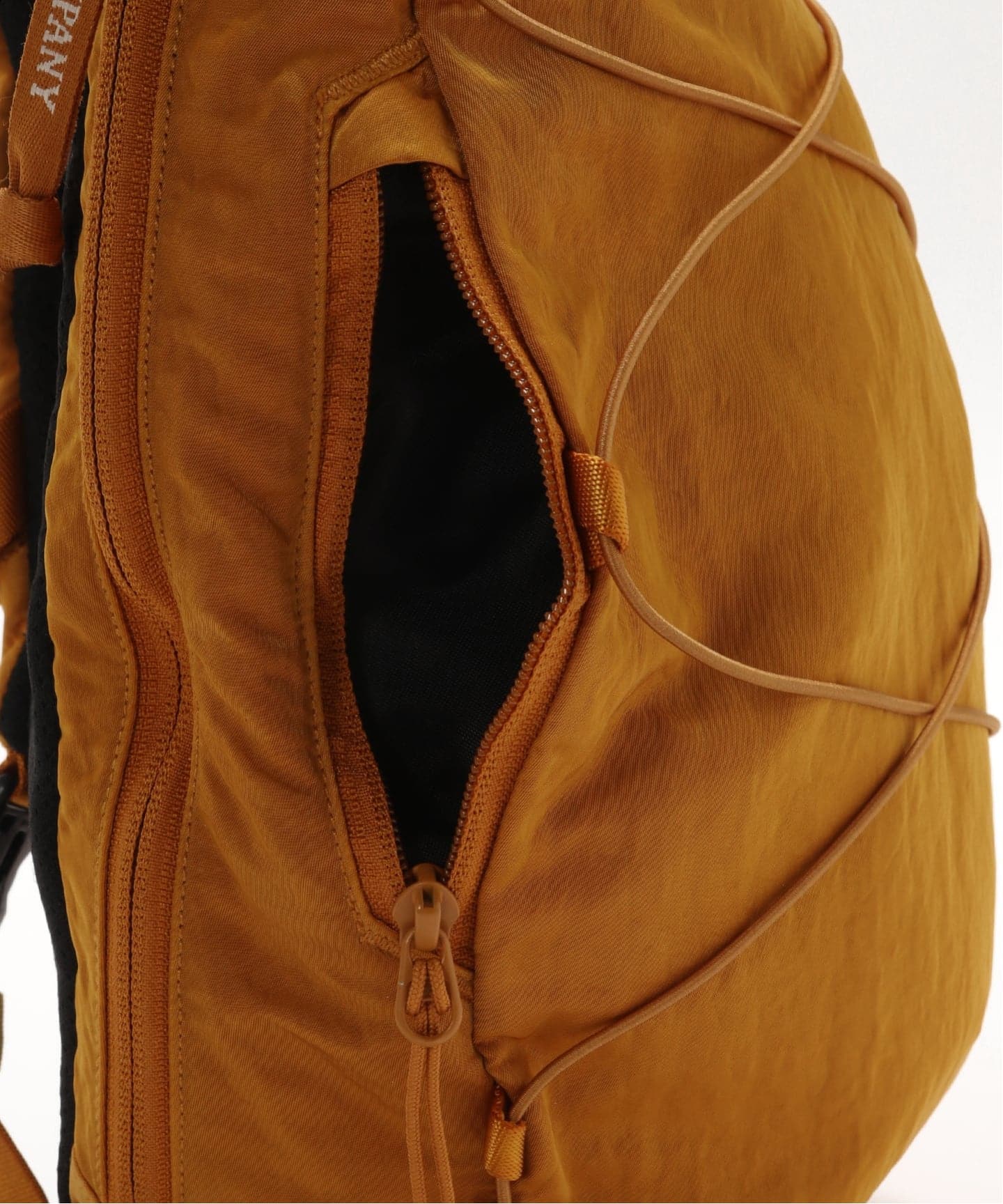 C.P.Company / シーピーカンパニー NYLON B CROSSBODY BACKPACK