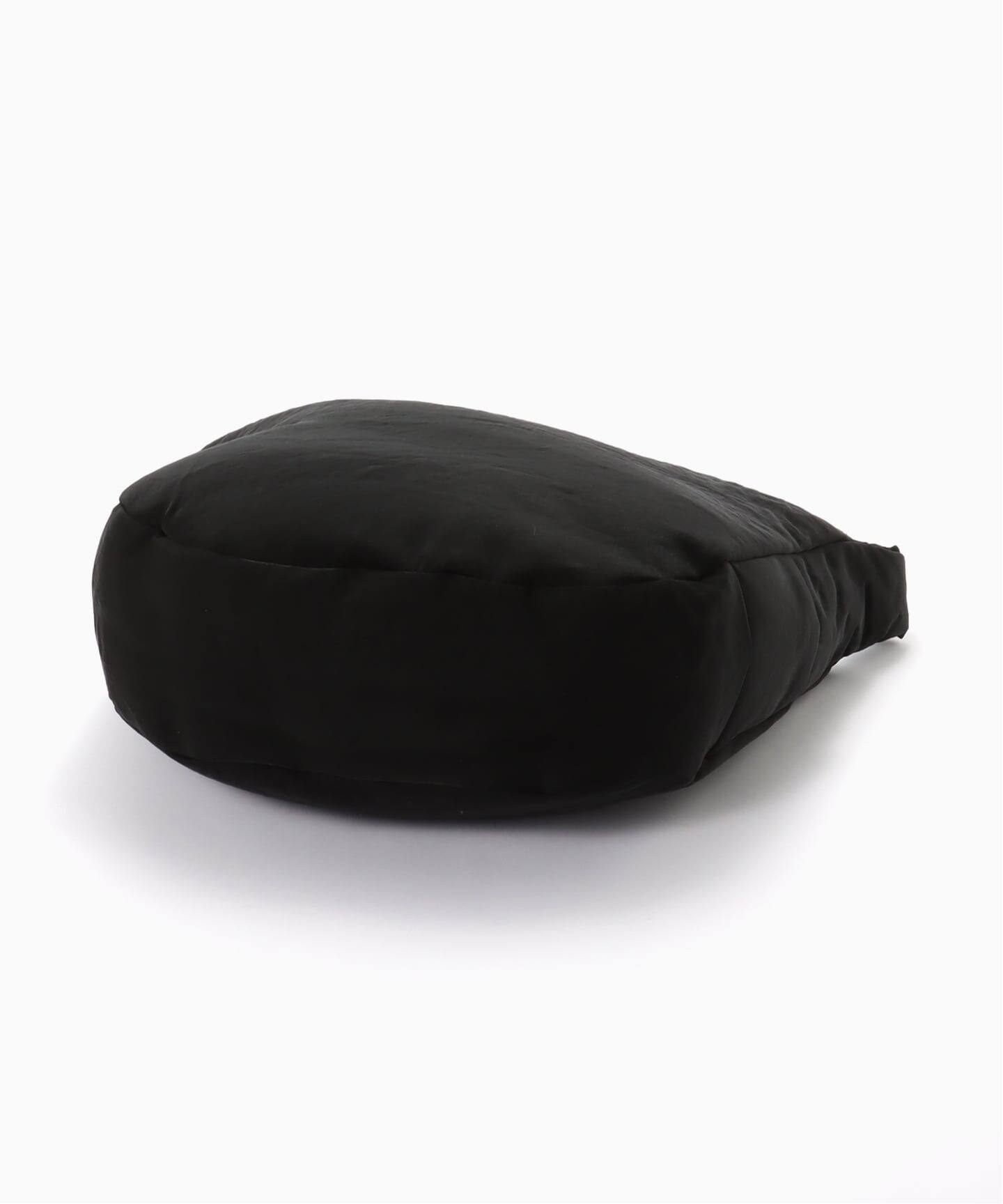 ITTI / イッチ ANNIE PUFFER BIG MOON BAG（ショルダーバッグ 