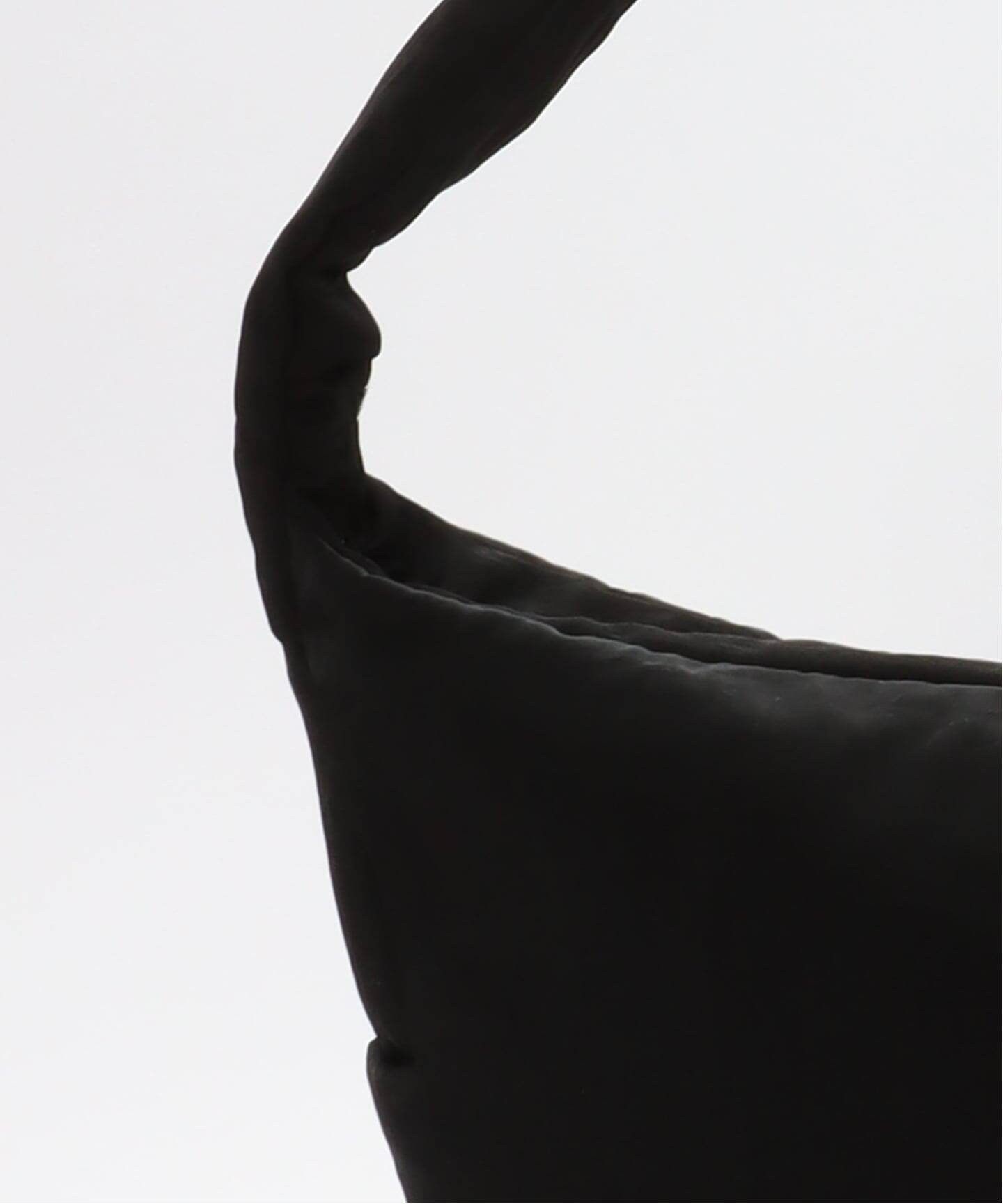 ITTI / イッチ ANNIE PUFFER BIG MOON BAG（ショルダーバッグ