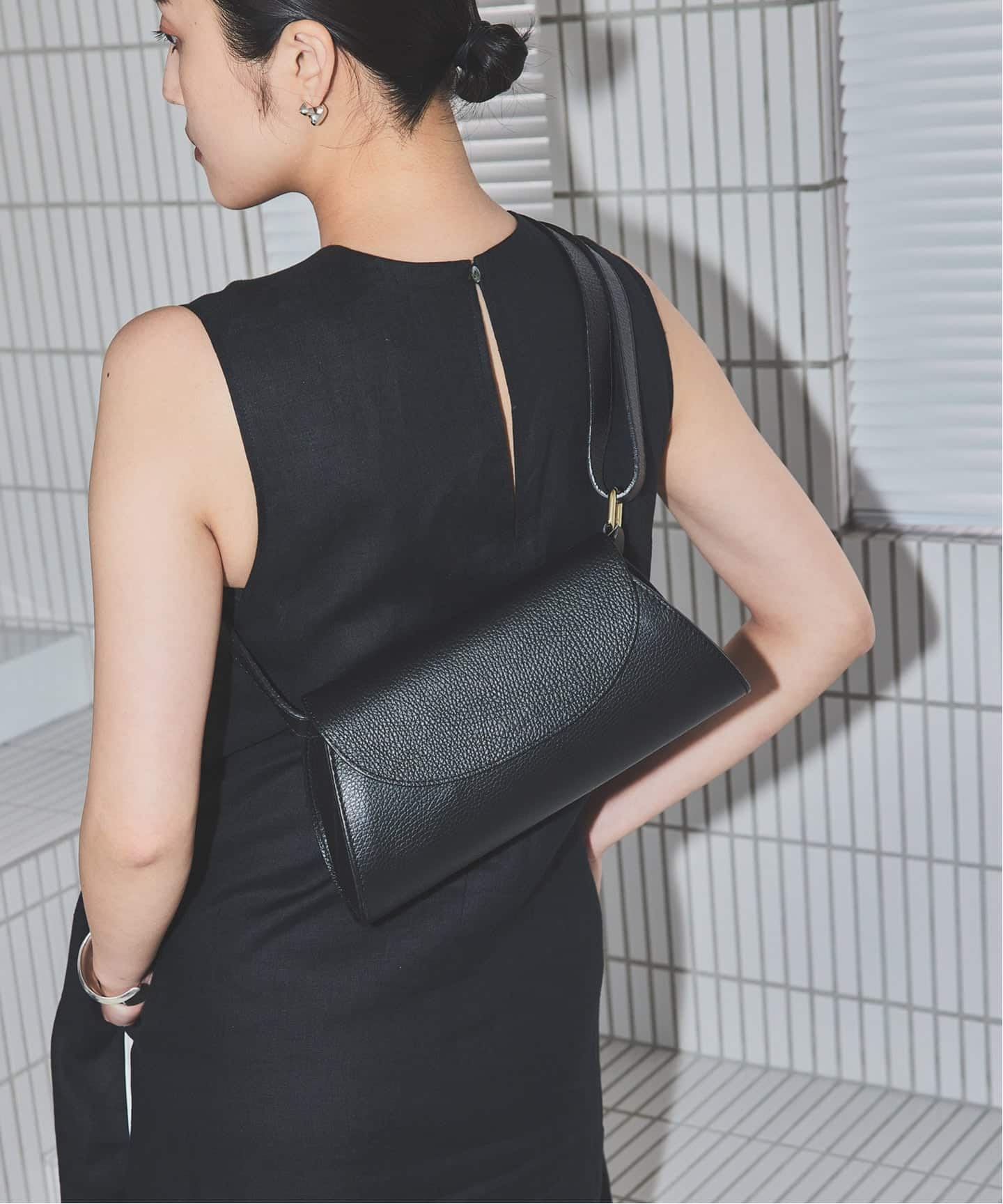 美品　AULENTTI ショルダーバッグ ブラック　DOLLARO ME 追加予約4》【AULENTTI/オウレンティ】DOLLARO ME：ショルダーバッグ