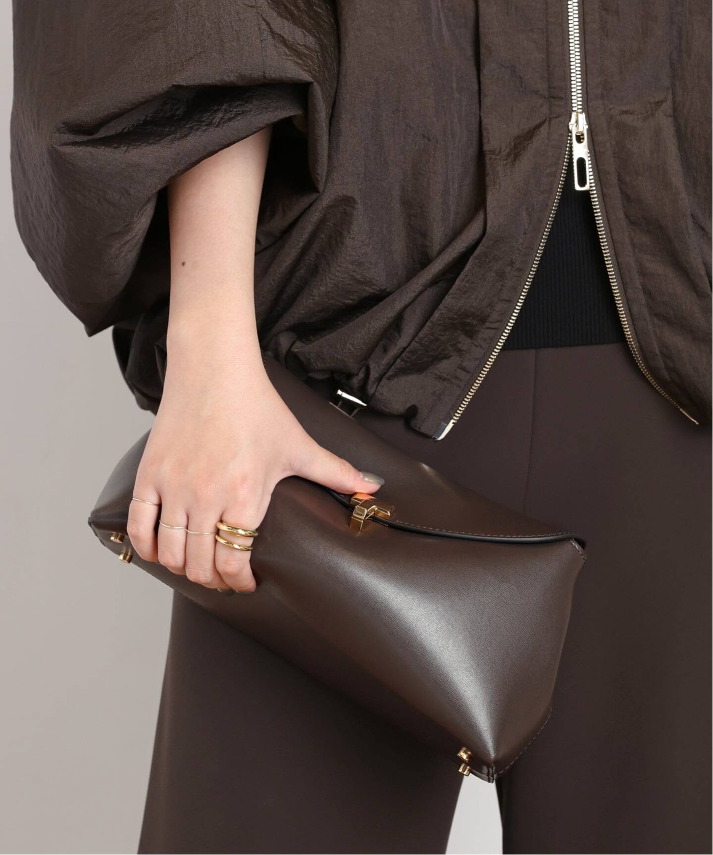 TOTEME/トーテム】T-lock leather clutch（クラッチバッグ）｜AP 