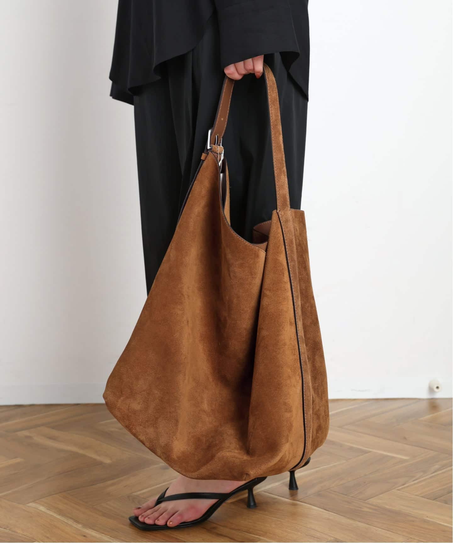 TOTEME/トーテム】Belted suede tote（トートバッグ）｜AP STUDIO