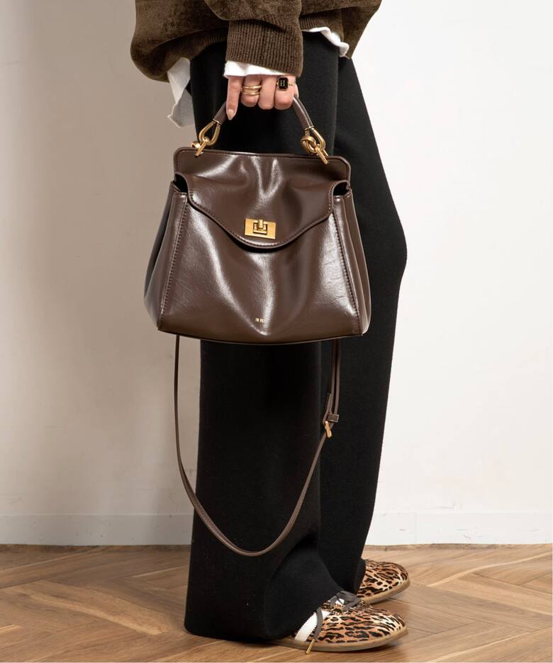 JW PEI / ジェイダブリュー ペイ】Lucia Classic Top Handbag(BROWN 