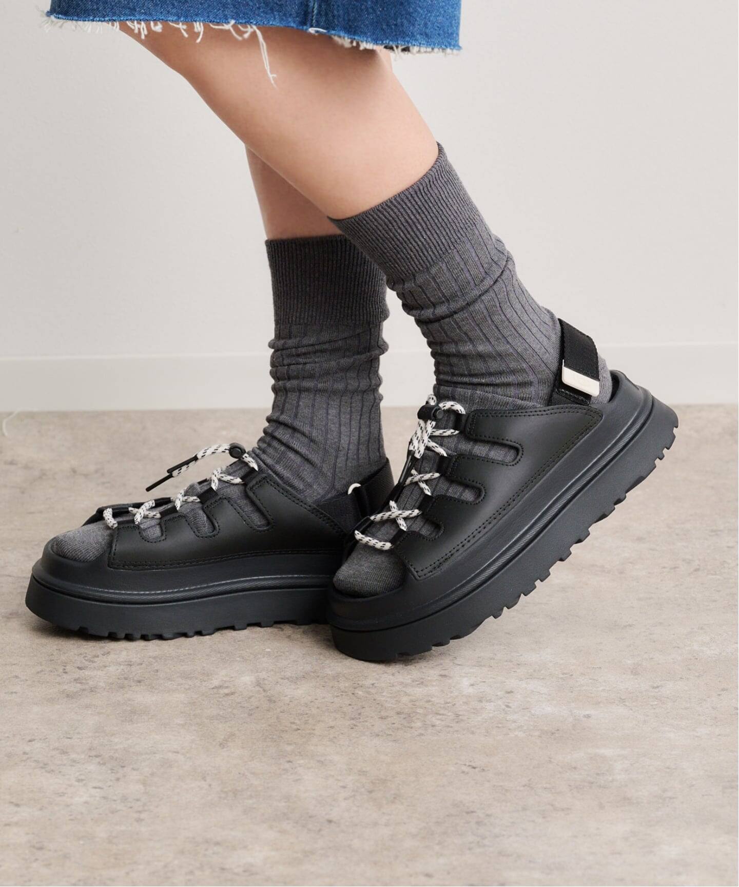 靴 UGG W GOLDENGLOW TOGGLE 1179370-BLK/MDSD UGG W GOLDENGLOW TOGGLE 1179370-BLK/MDSD（サンダル）｜BOICE FROM