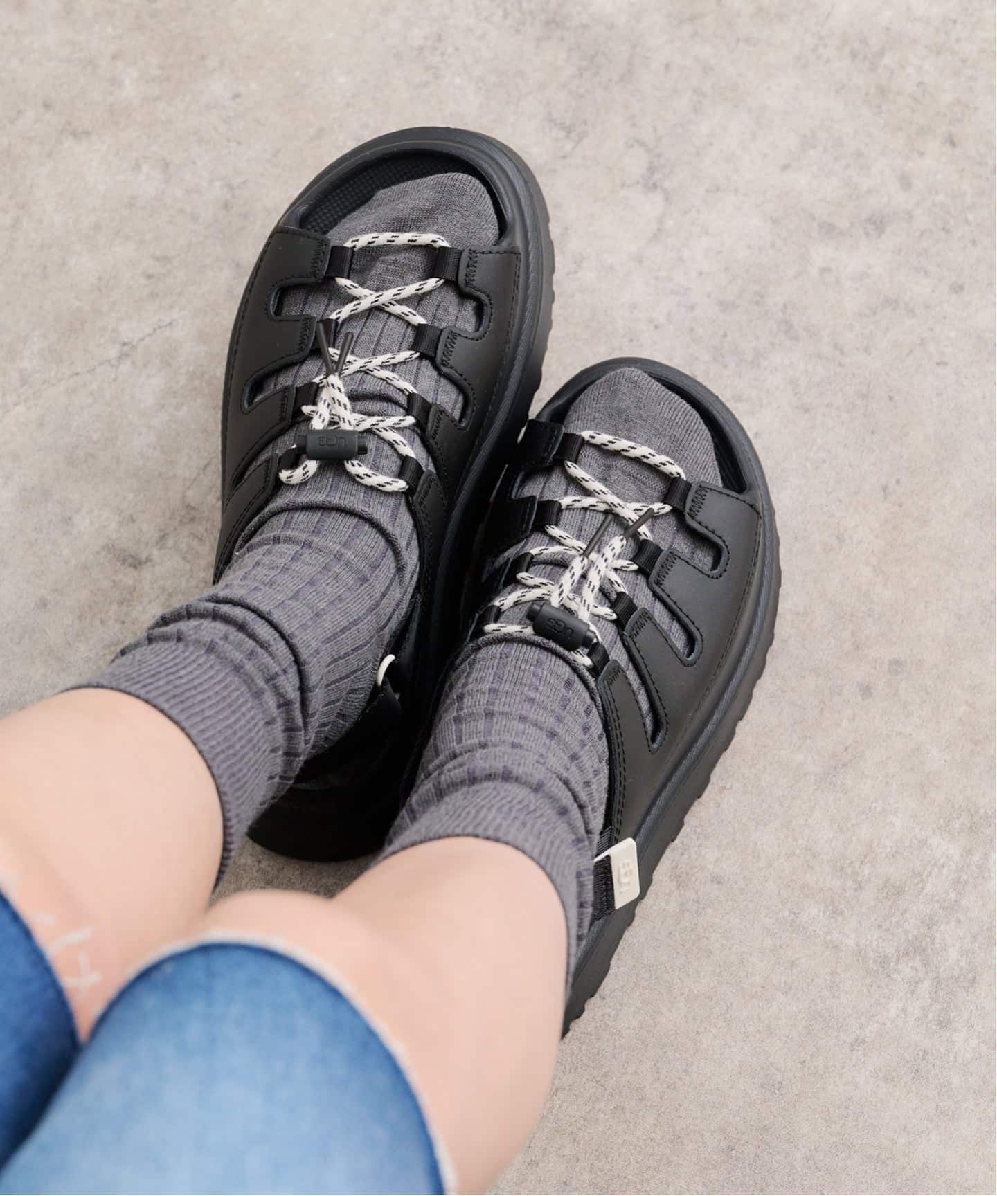 靴 UGG W GOLDENGLOW TOGGLE 1179370-BLK/MDSD UGG W GOLDENGLOW TOGGLE 1179370-BLK/MDSD（サンダル）｜BOICE FROM