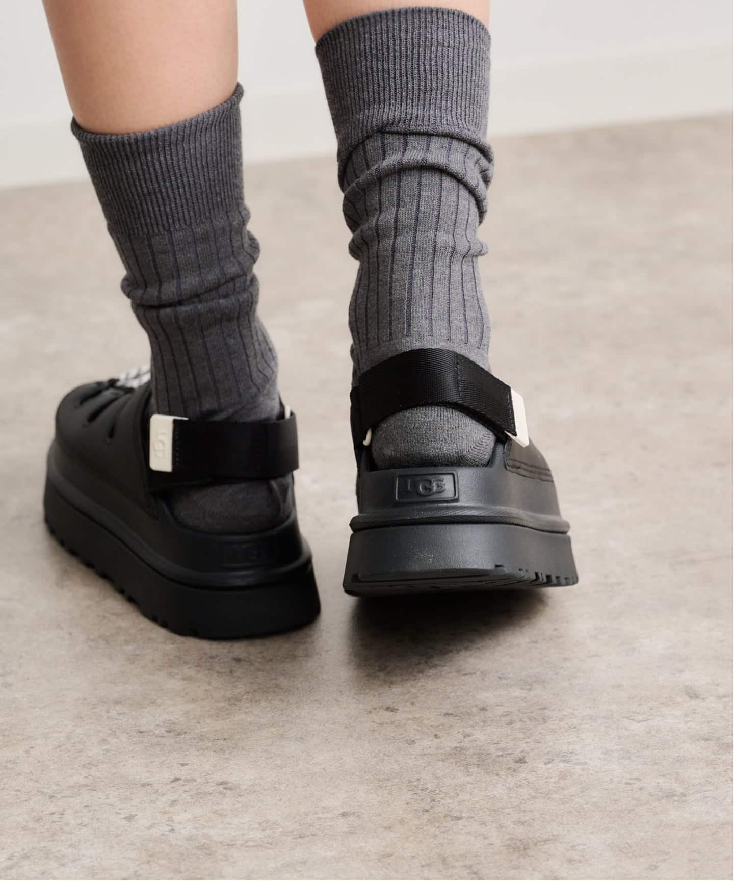 UGG W GOLDENGLOW TOGGLE 1179370-BLK/MDSD（サンダル）｜BOICE FROM