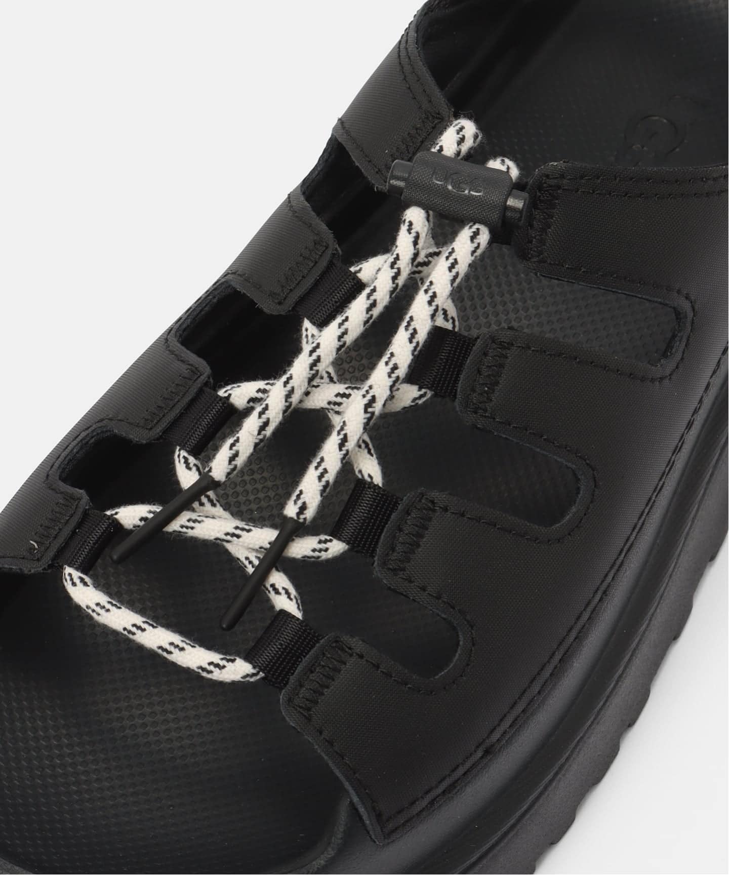 UGG W GOLDENGLOW TOGGLE 1179370-BLK（サンダル）｜HERRINGBONE