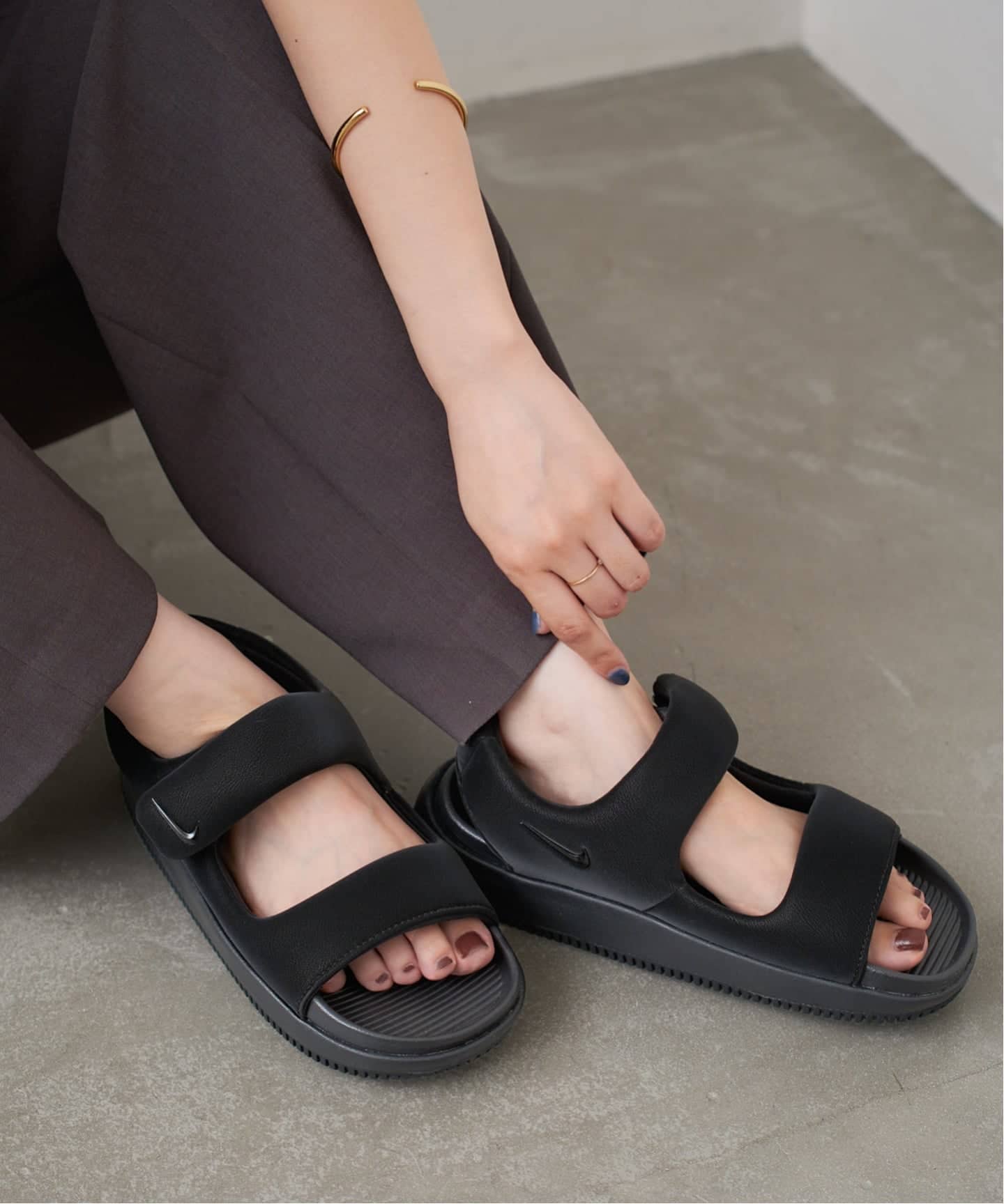 NIKE MIND ブラックサンダル 認証カード付きサイズ27 追加予約》NIKE / ナイキ CALM SANDAL FJ6043（サンダル）｜Spick
