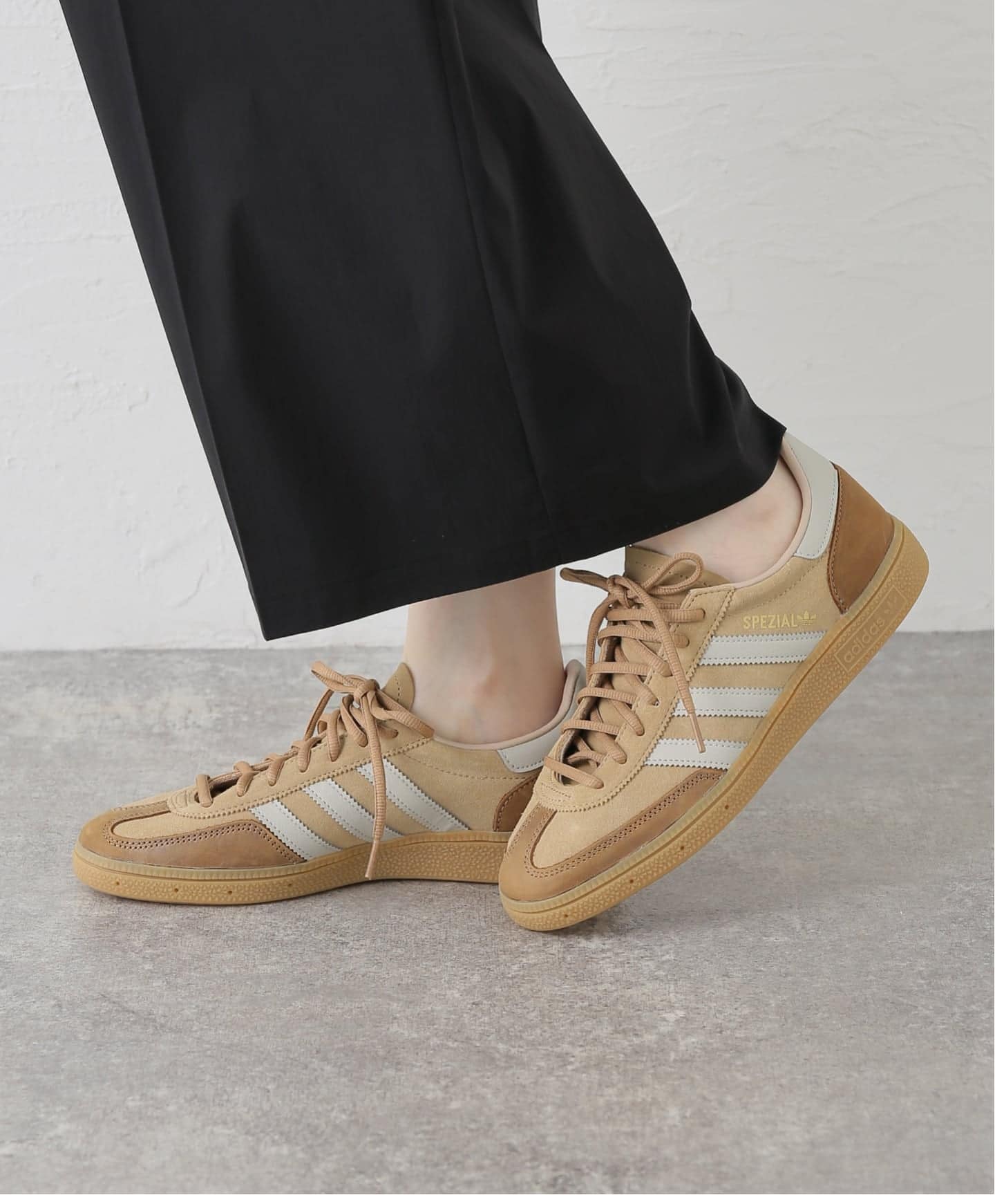 新品23.0c HandballSpezialベージュ¥15.950 ADIDAS/アディダス HANDBALLSPEZIAL（スニーカー）｜FRAMeWORK