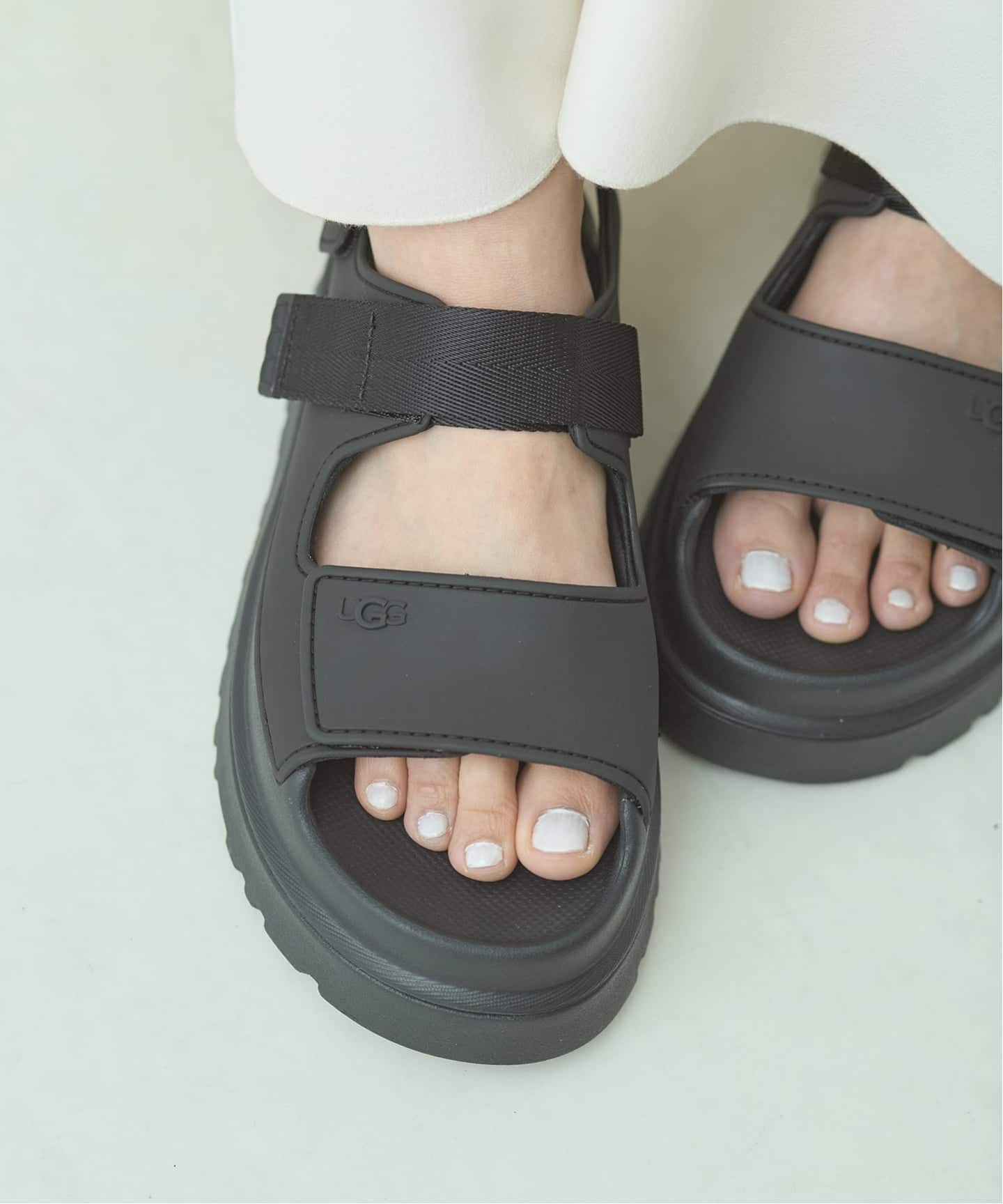 UGG W GOLDENGLOW BLACK 1152685 サンダル　24 UGG/アグ W GOLDENGLOW サンダル 1152685-BLK（その他シューズ