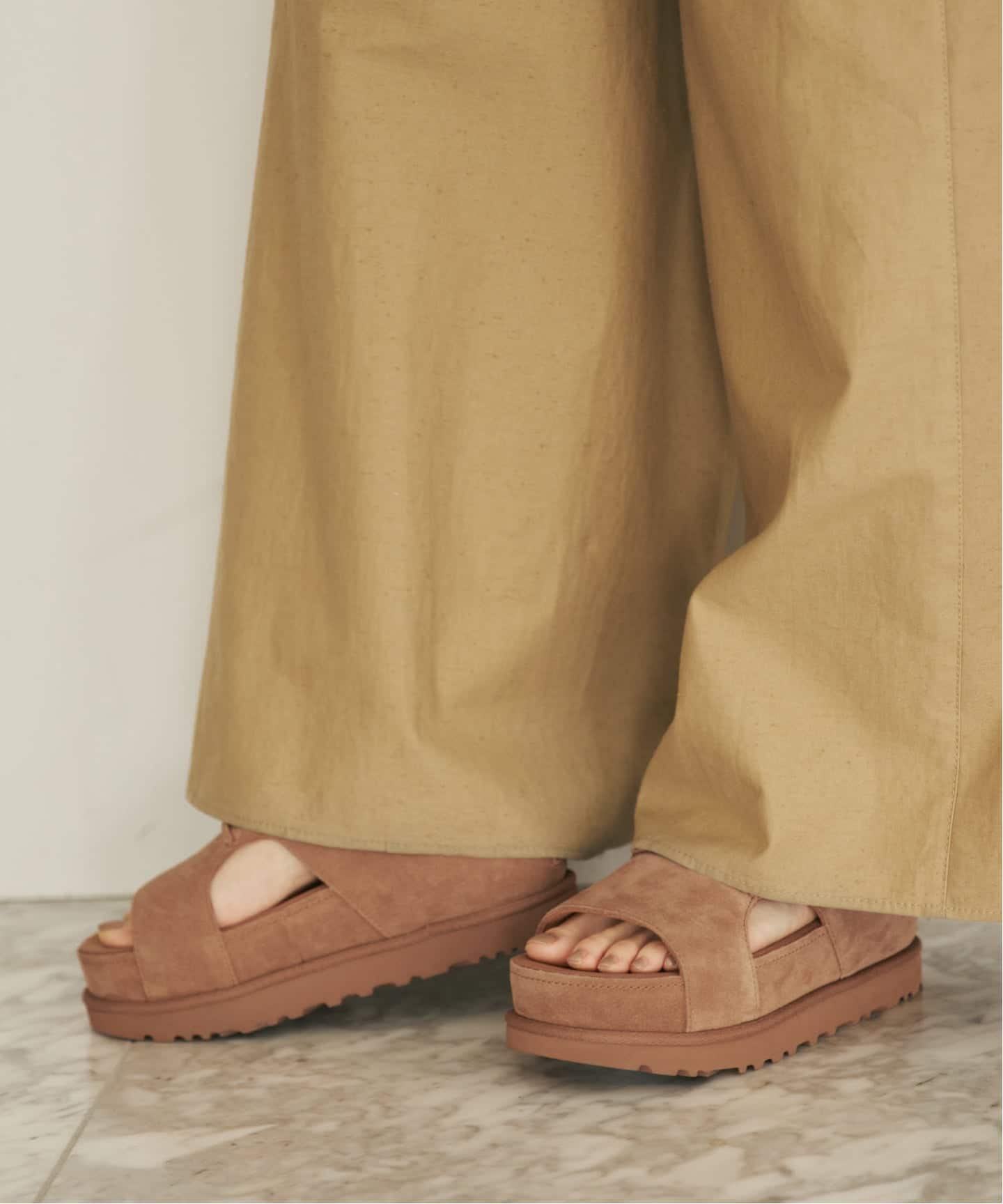 UGG / アグ W GOLDENSTAR CUTOUT SLIDE サンダル（サンダル）｜Plage