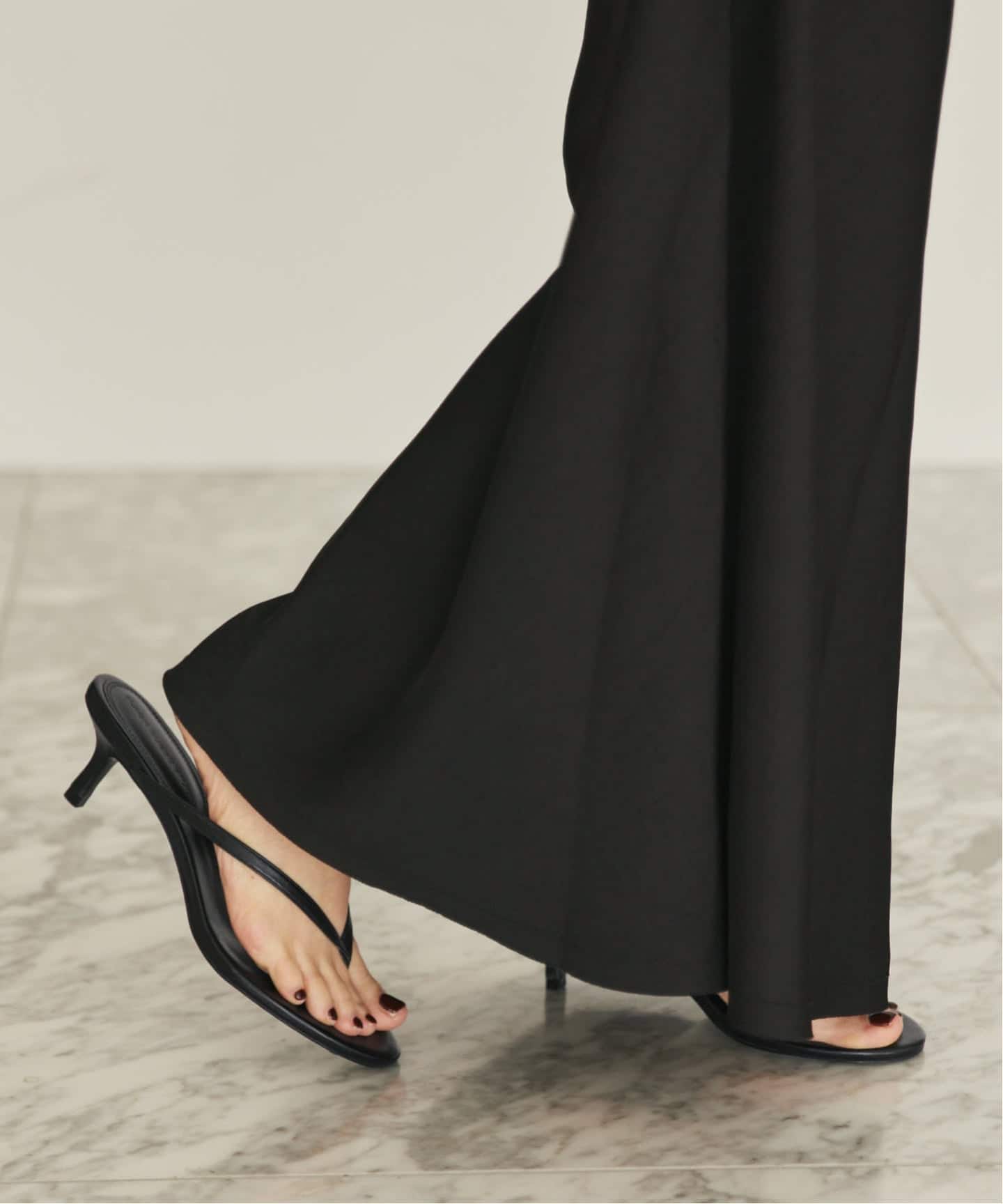 BLACK SUEDE STUDIO Round toe thong slipp サンダル（サンダル