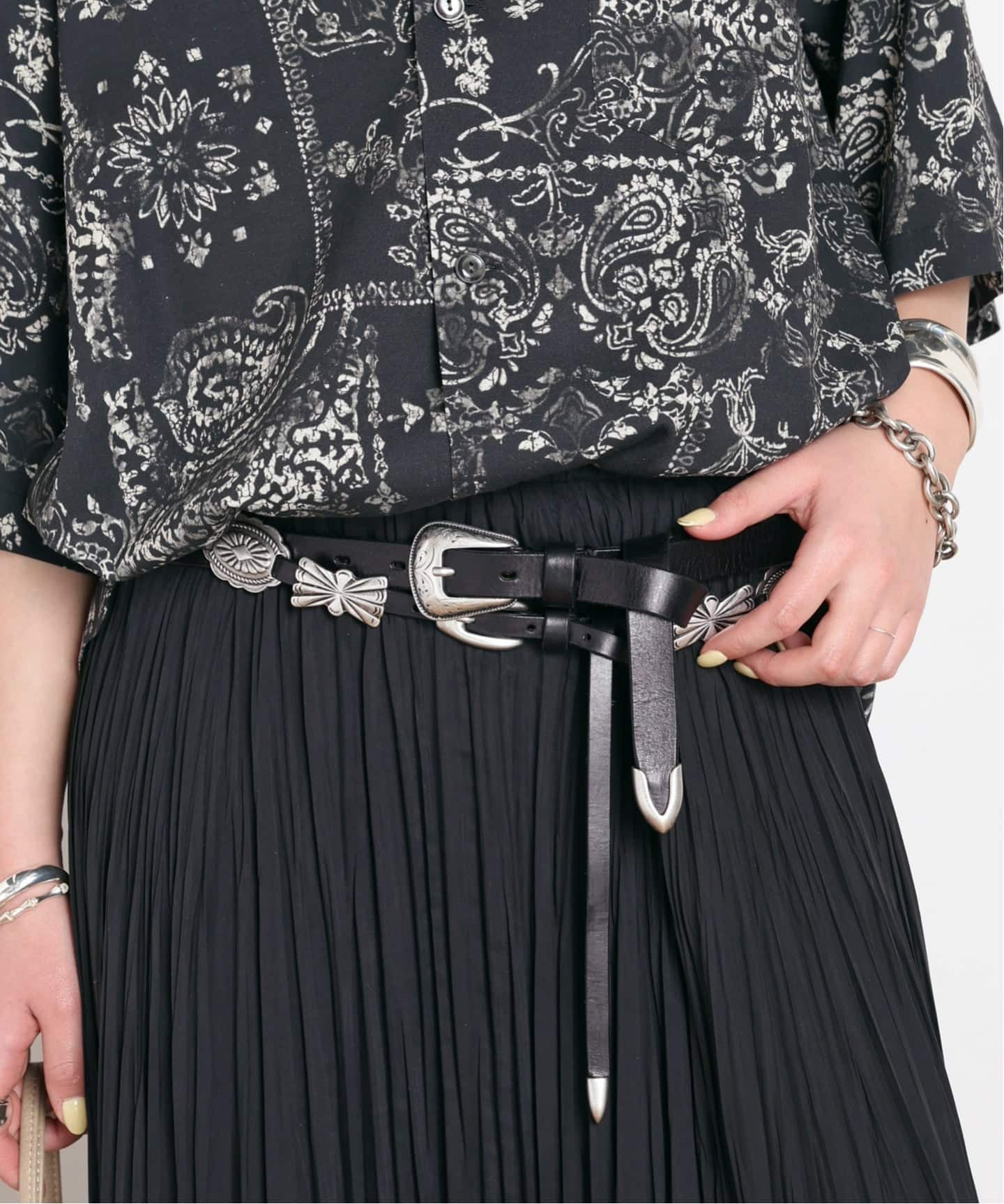 Puntovita: MINI CONCHO BELT 黒 PUNTOVITA/プントヴィータ】CONCHO LEATHER SKINY BELT（ベルト）｜AP