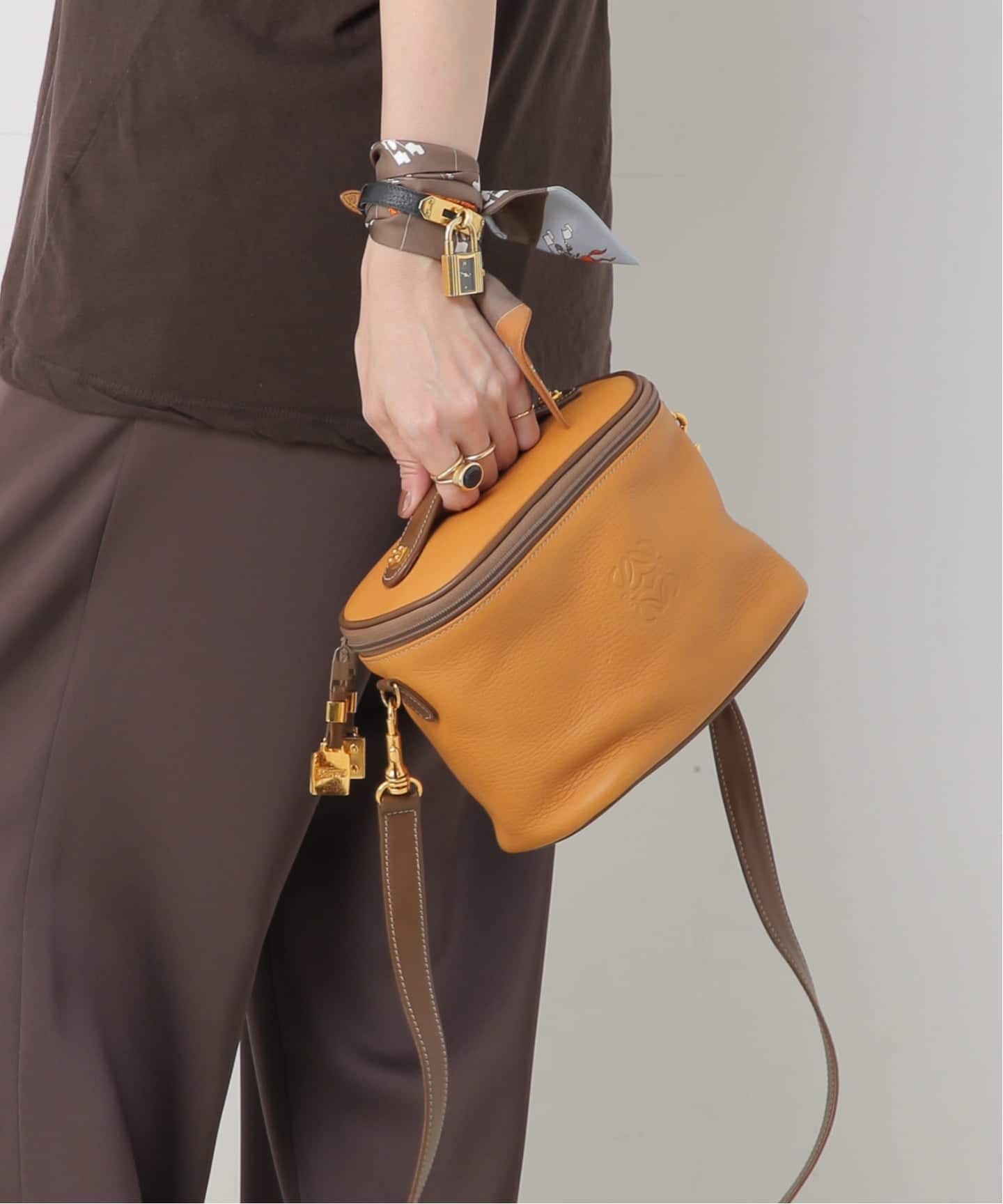 【F】LOEWE ロエベ　2wayショルダー　バニティ　マチ約10センチ VINTAGE LOEWE/ロエベ】バニティバッグ 2way anagram（ハンドバッグ